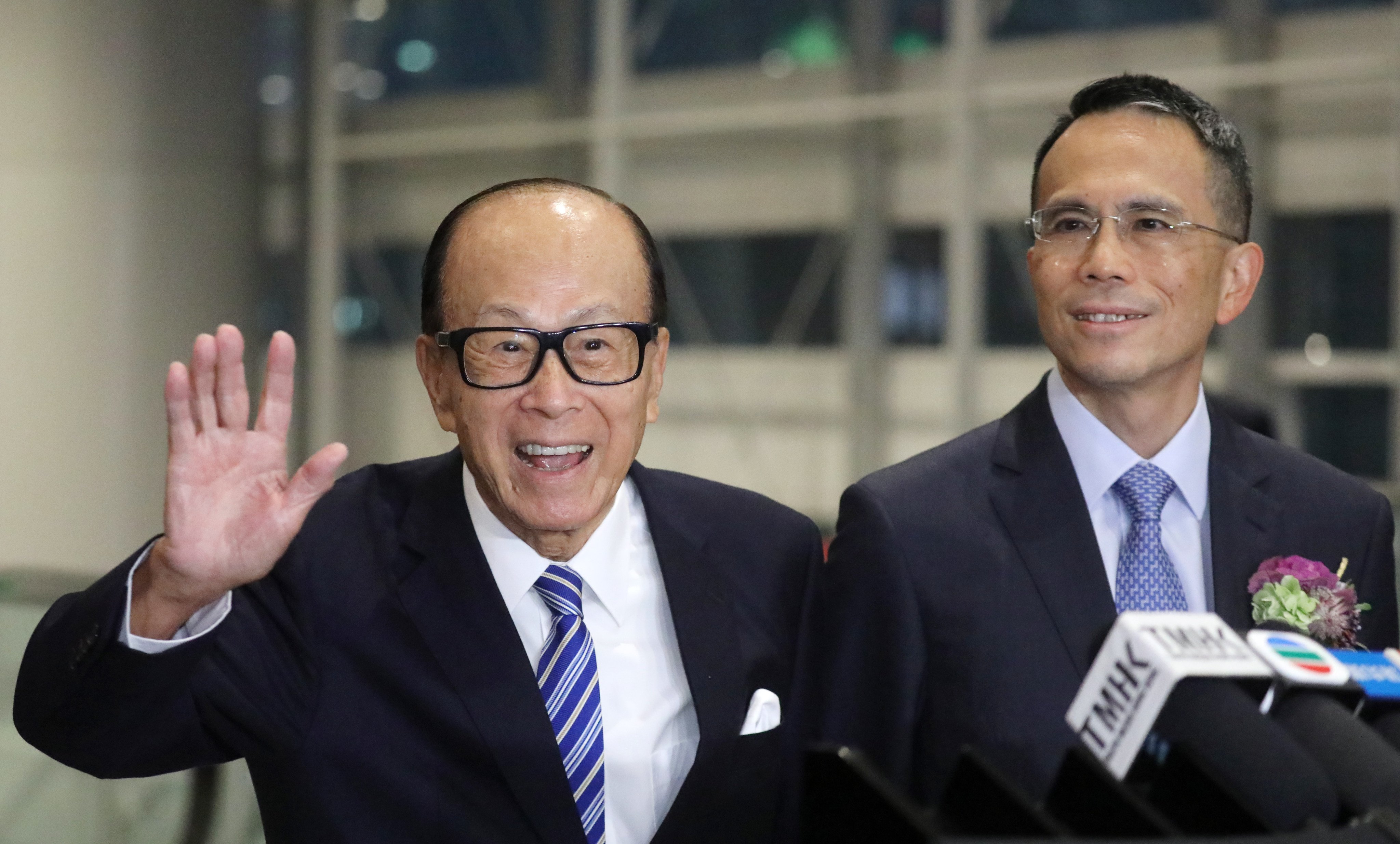 Li Ka-shing, left, with son Victor Li Tzar-kuoi. Photo: Dickson Lee