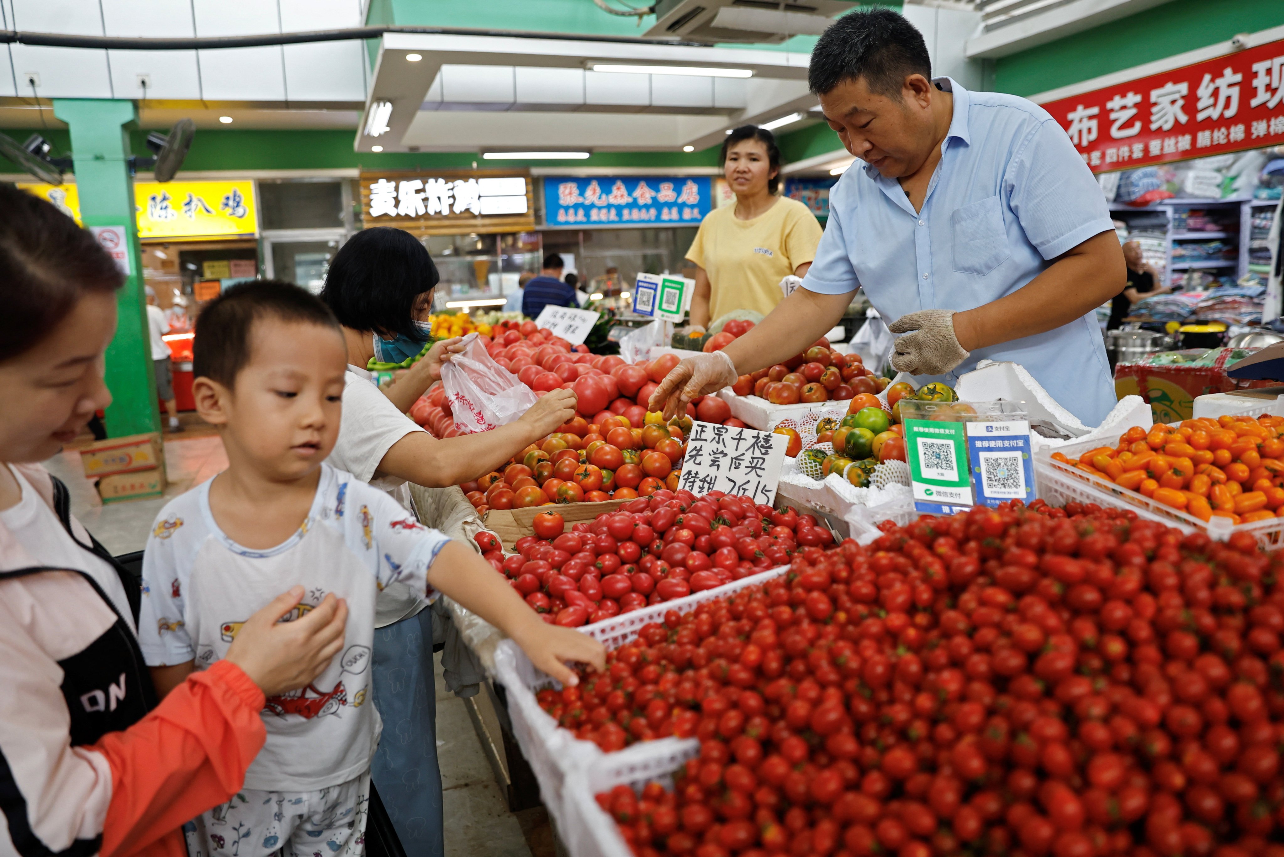 Customers choosing tomatoes at a morning market in Beijing in 2023. China’s tomato industry was developed to help lift farmers in Xinjiang out of poverty. Photo: Reuters