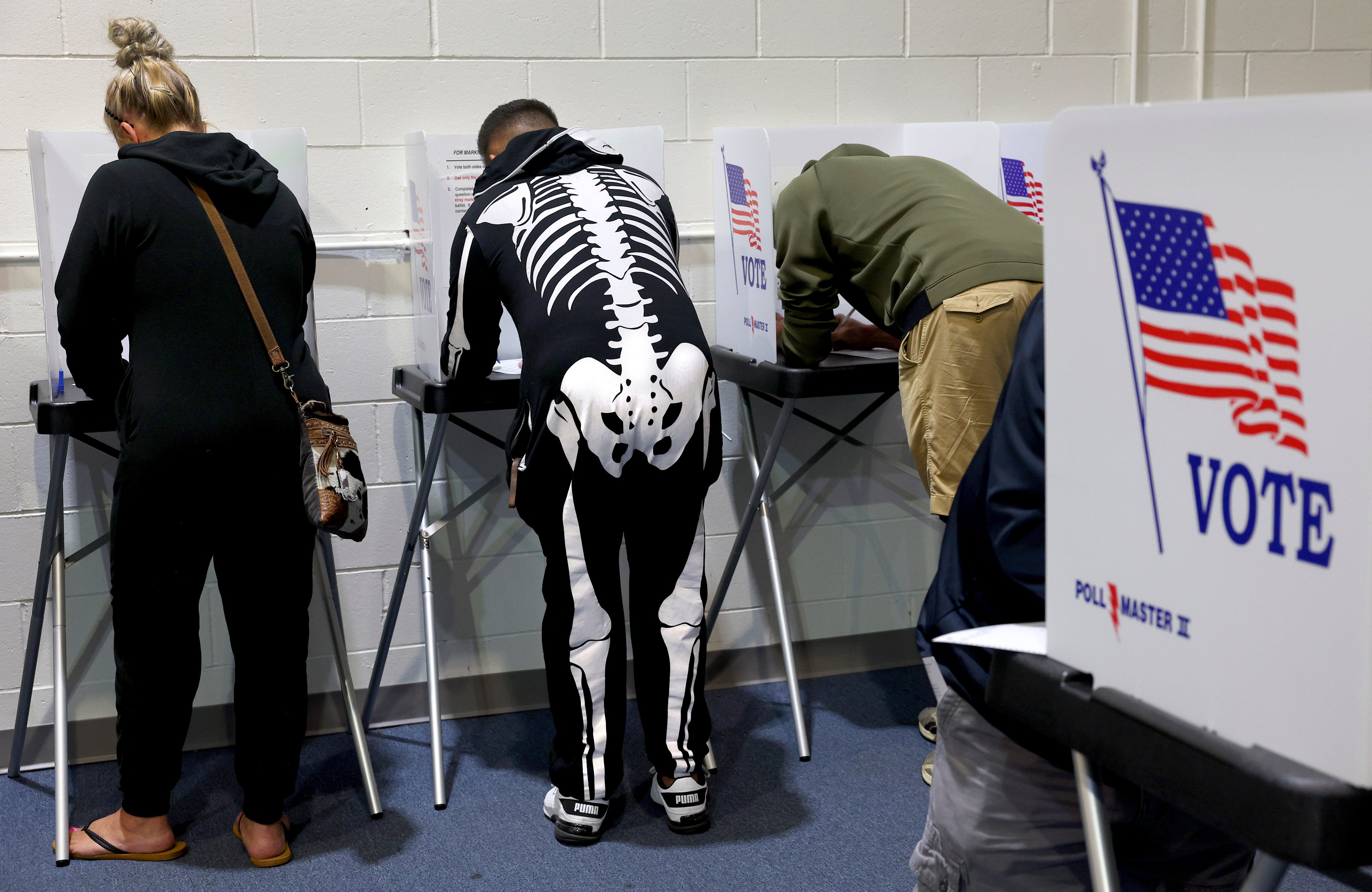 People vote early at the St. Charles County Election Authority in St. Charles, Missouri, on Halloween on October 31. Photo: AP 