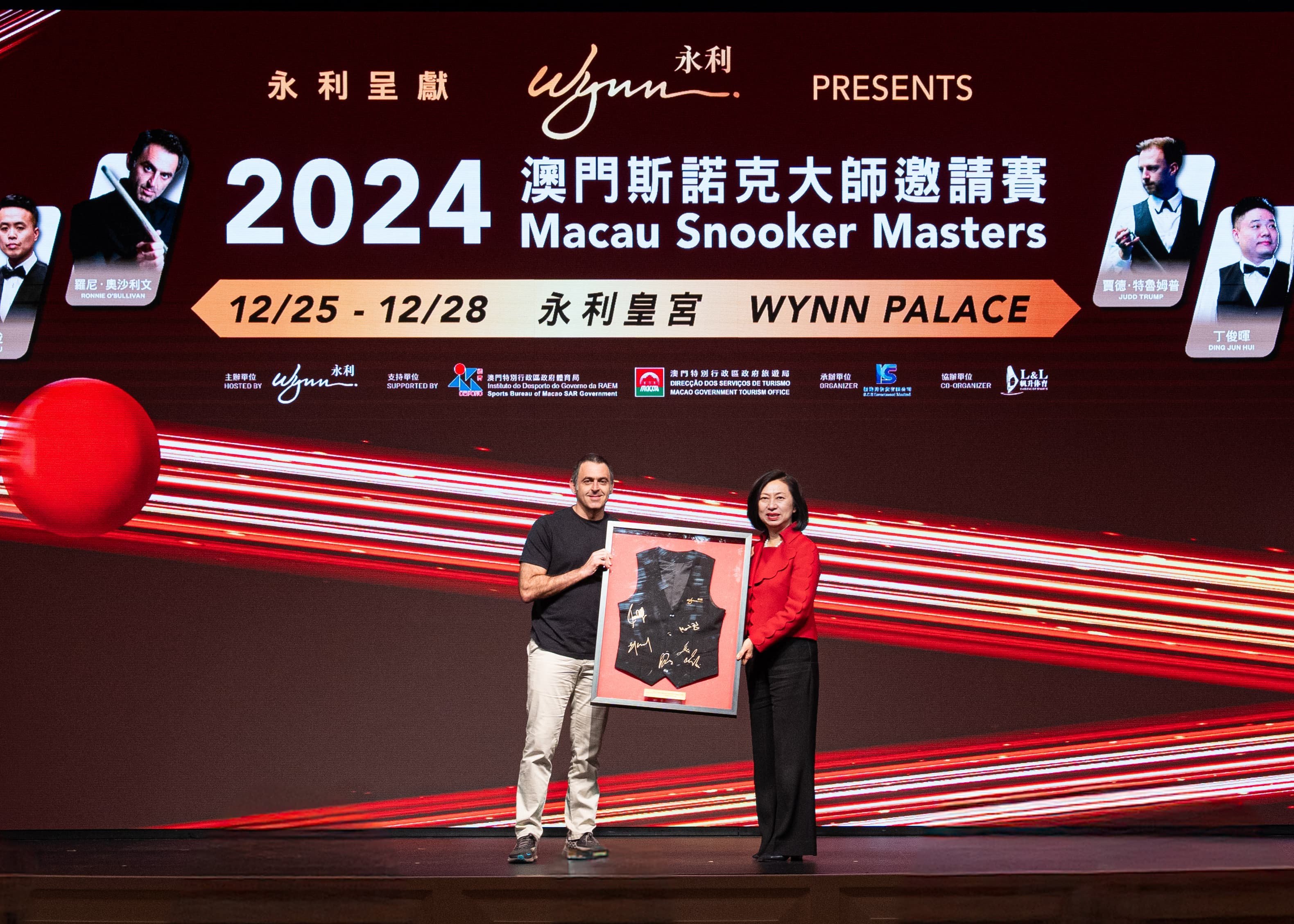 Seven-time world champion Ronnie O’Sullivan (left), with Wynn Macau president Linda Chen, will play six matches at the Macau Snooker Masters. Photo: Handout