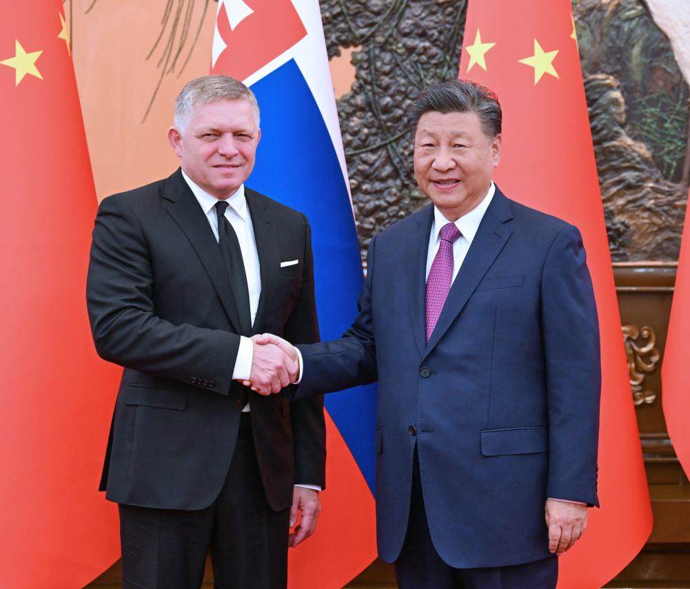 Slovak Prime Minister Robert Fico (left) shakes hands with Chinese President Xi Jinping in Beijing on Friday. Photo: Xinhua