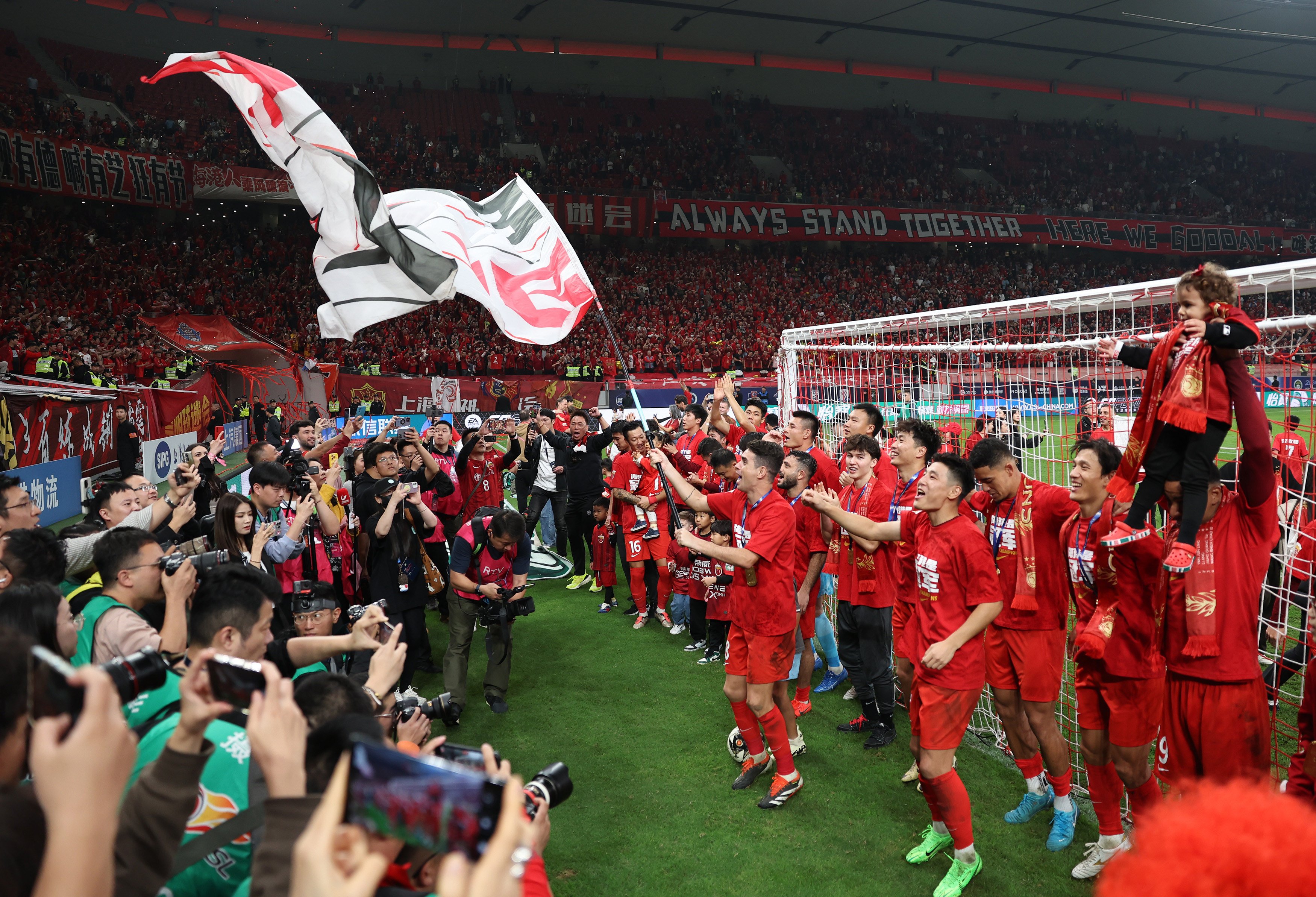 Shanghai Port celebrate becoming champions after beating Tianjin Jinmen Tiger 5-0 in the final-round Chinese Super League match in Shanghai. Photo: Xinhua