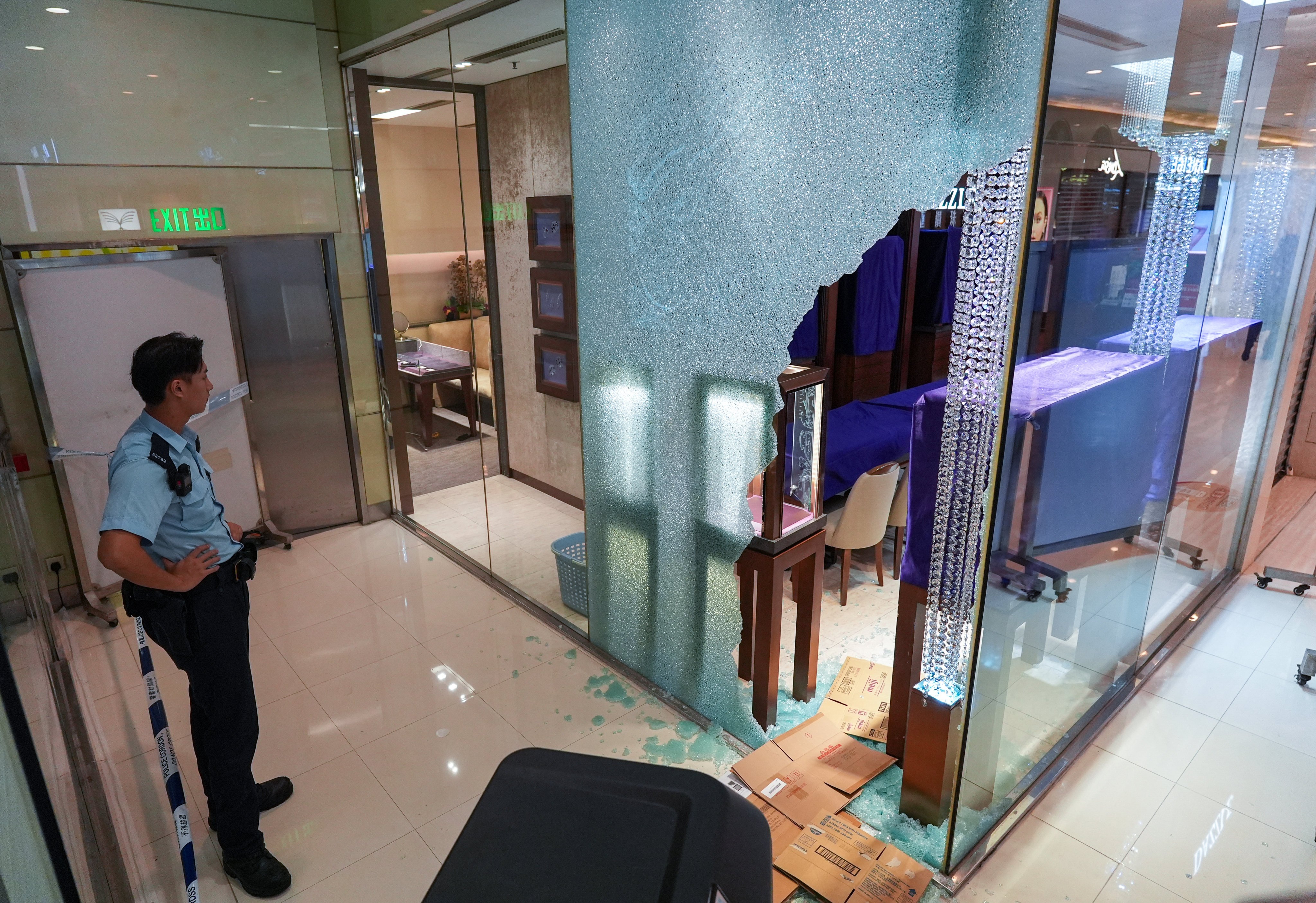 Police investigate the crime scene at Dazzle jewellery shop at Landmark North shopping centre in Sheung Shui after the burglary by three suspects. Photo: Eugene Lee