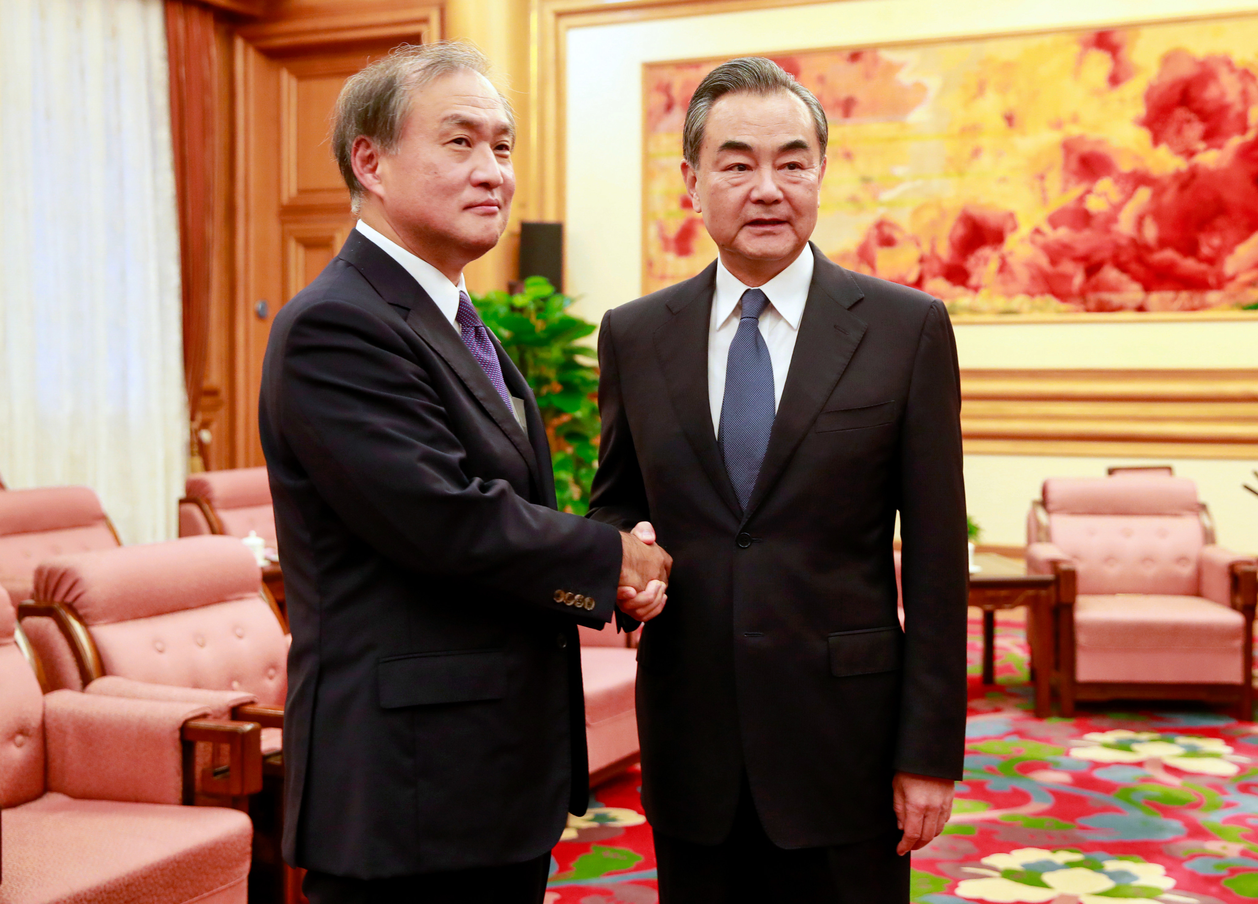 Takeo Akiba of Japan, left, and Chinese Foreign Minister Wang Yi, pictured in 2018, spoke in Beijing on Monday, in a meeting expected to clear the way for a a summit between the two countries’ leaders. Photo: AP