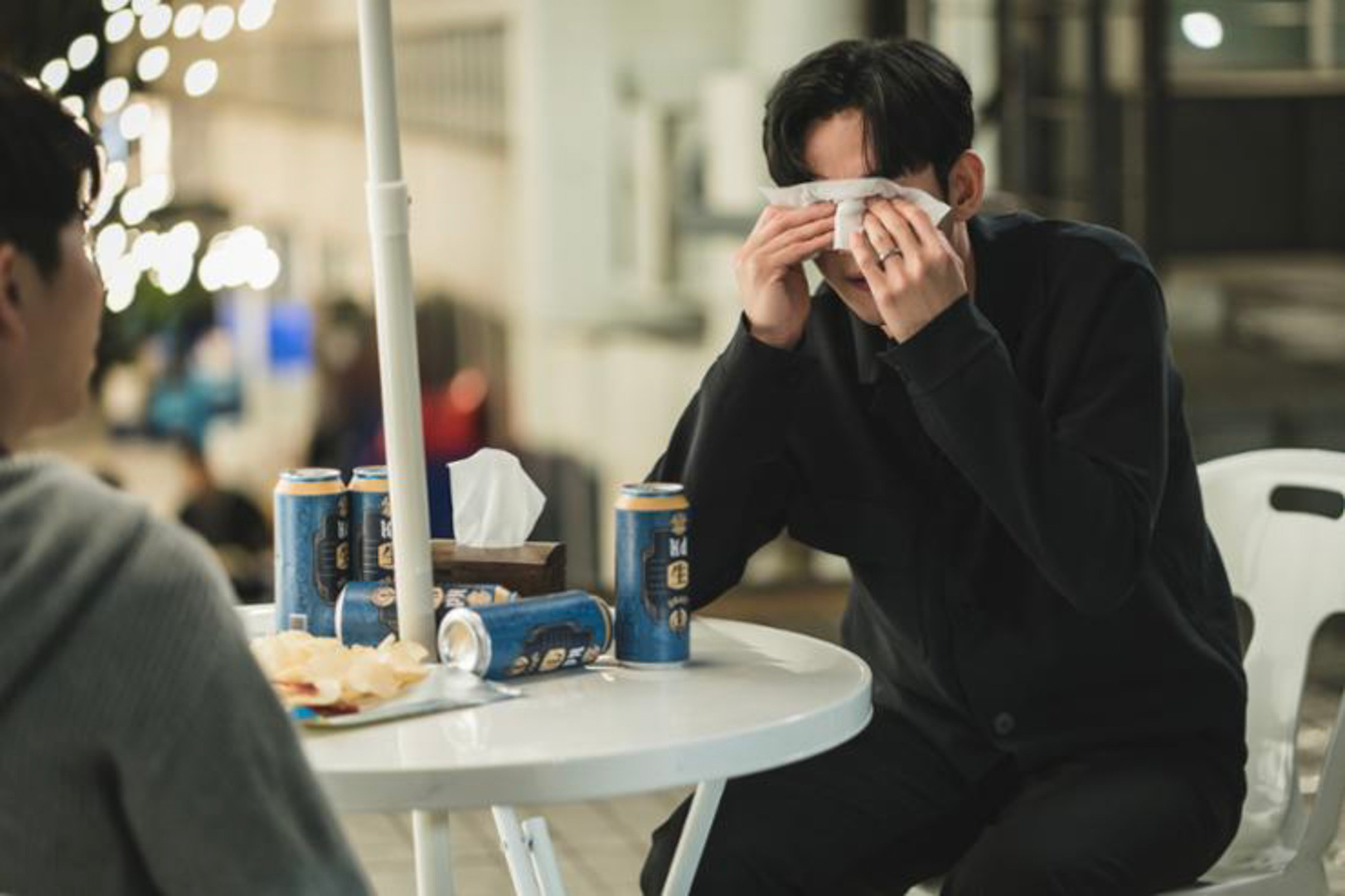 A scene from tvN’s hit series “Queen of Tears” shows its main character Baek Hyun-woo (Kim Soo-hyun) crying after drinking beer. Courtesy of tvN