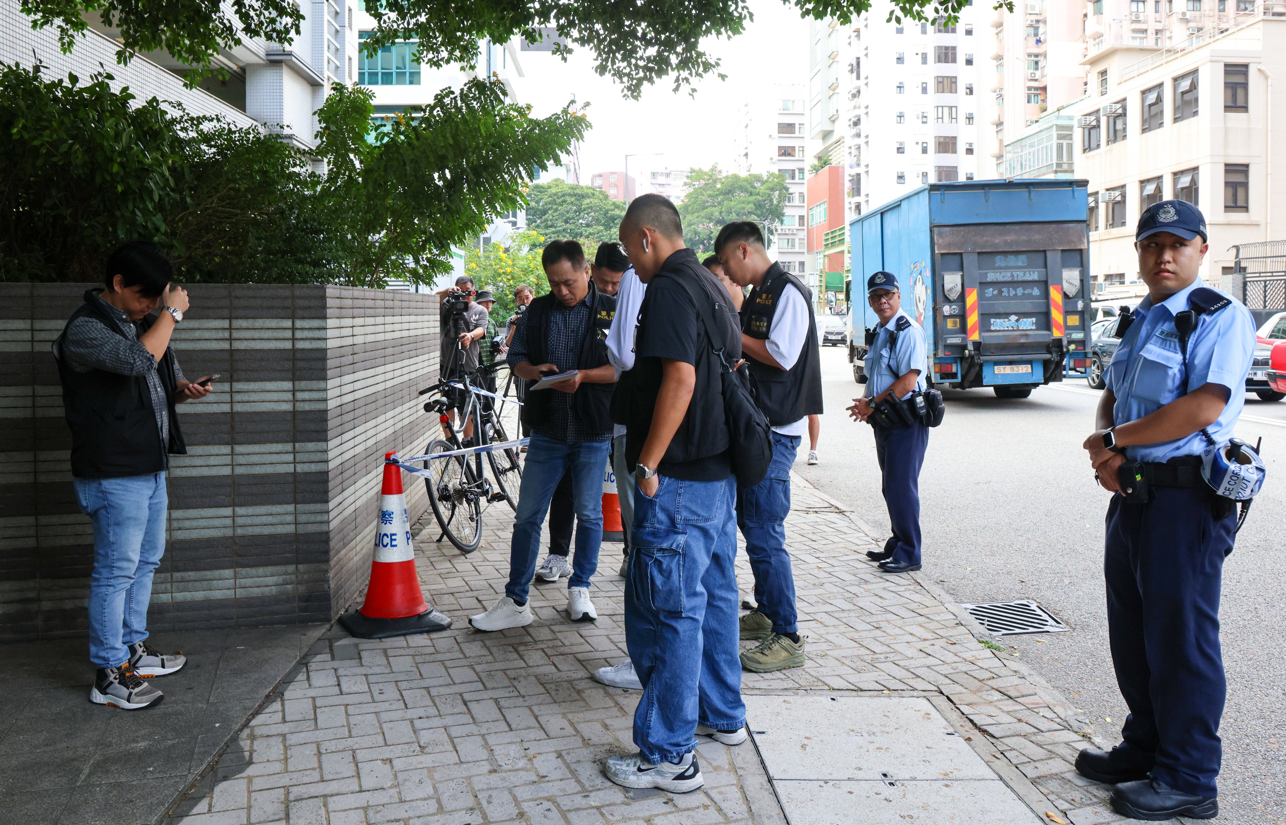 Police officers investigate outside Kowloon City Court. Photo: Jelly Tse