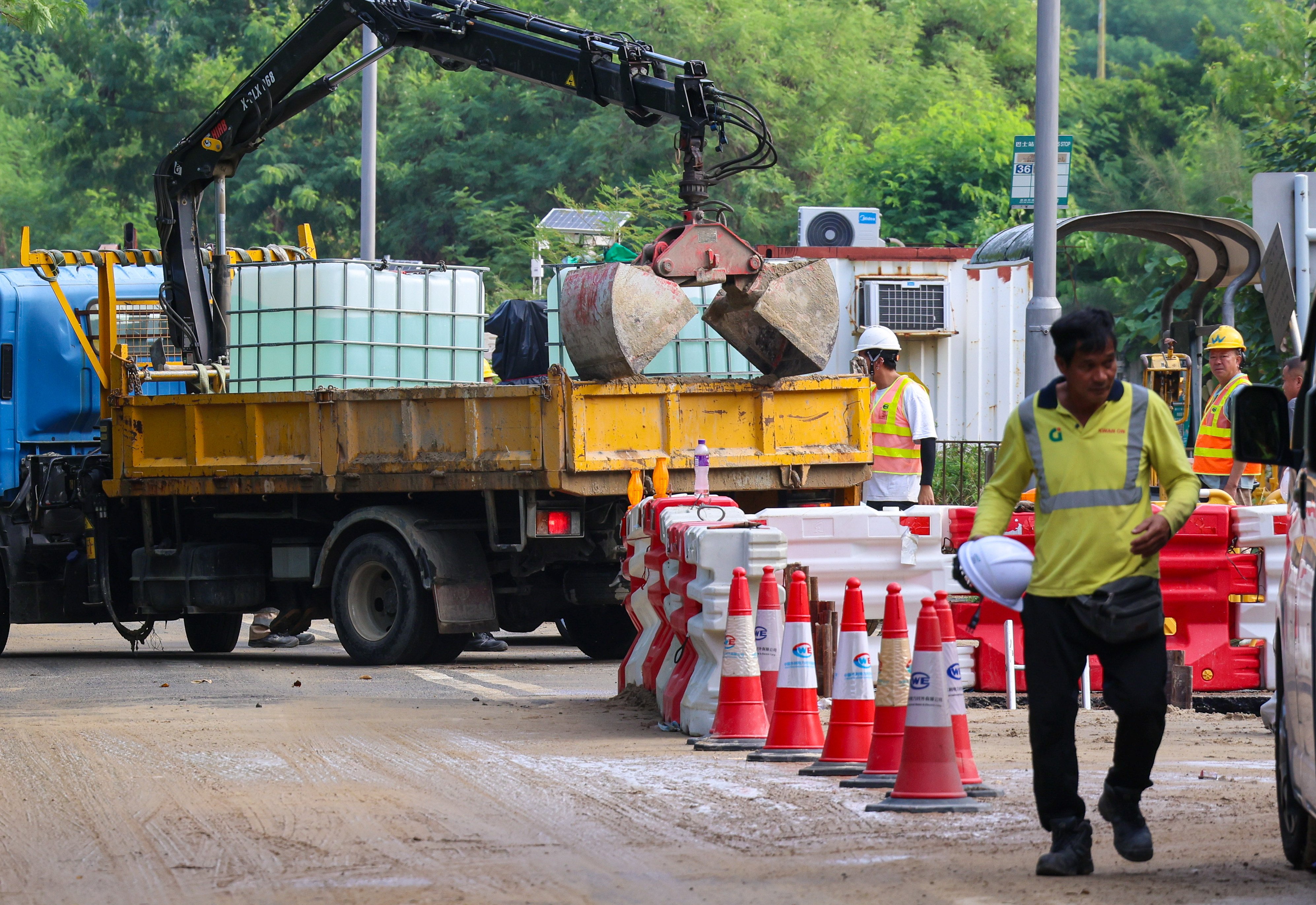 Workers were earlier left racing to fix a burst pipe in Tung Chung that caused a 12-hour water outage. Photo: Jelly Tse