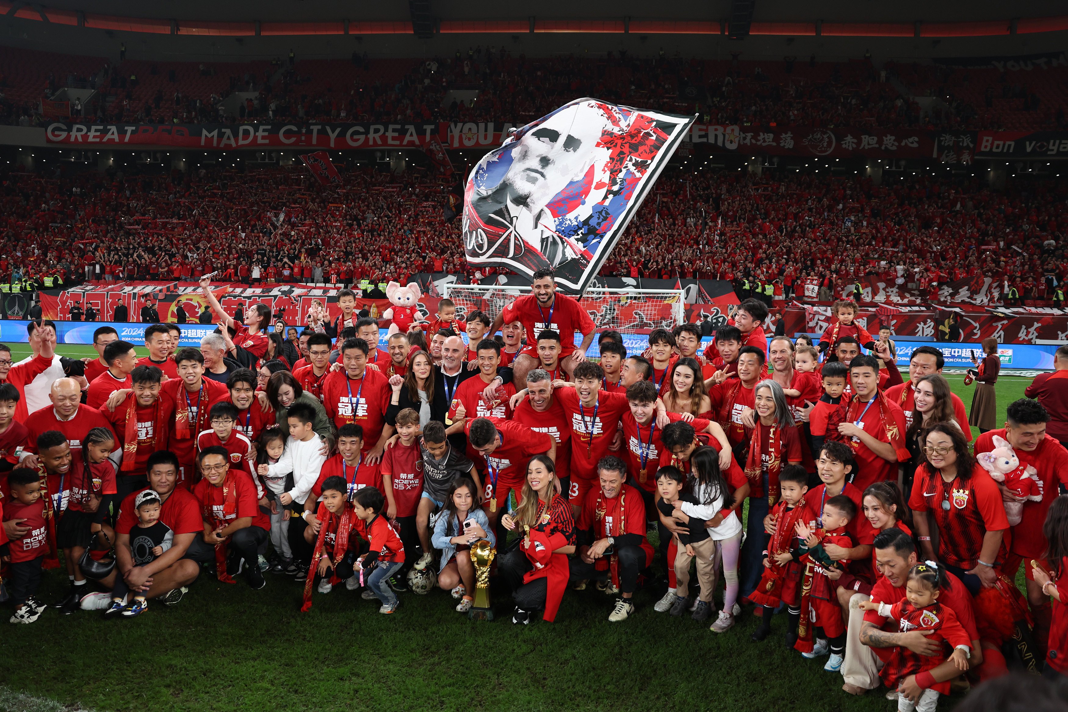 Shanghai Port players celebrate winning the Chinese Super League title after pipping rivals Shanghai Shenhua on the final day of the campaign. Photo: Xinhua