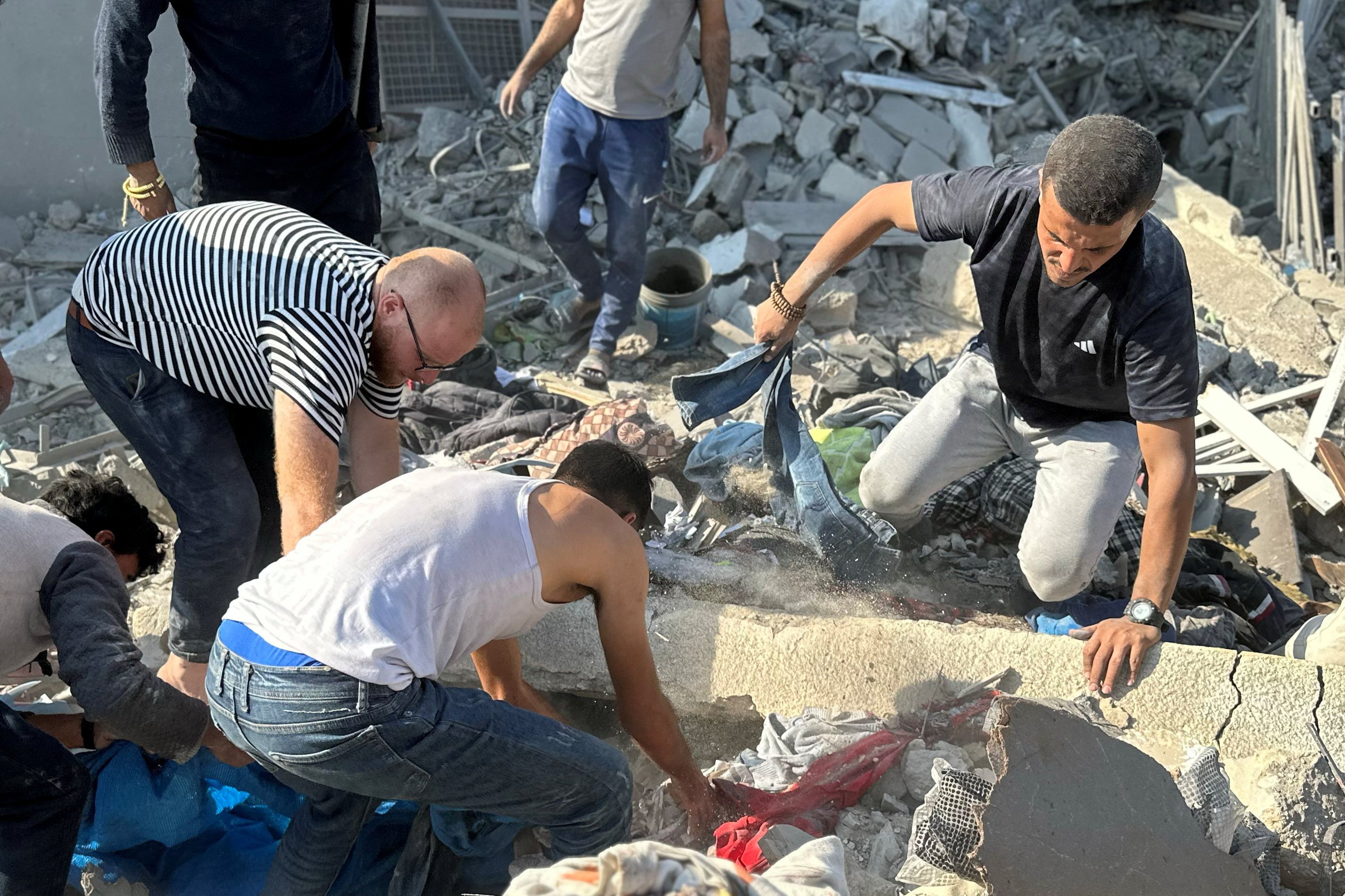 People work to recover the bodies of Palestinians at the site of Israeli strikes on houses in Beit Lahiya in the northern Gaza Strip on November 4. Photo: Reuters