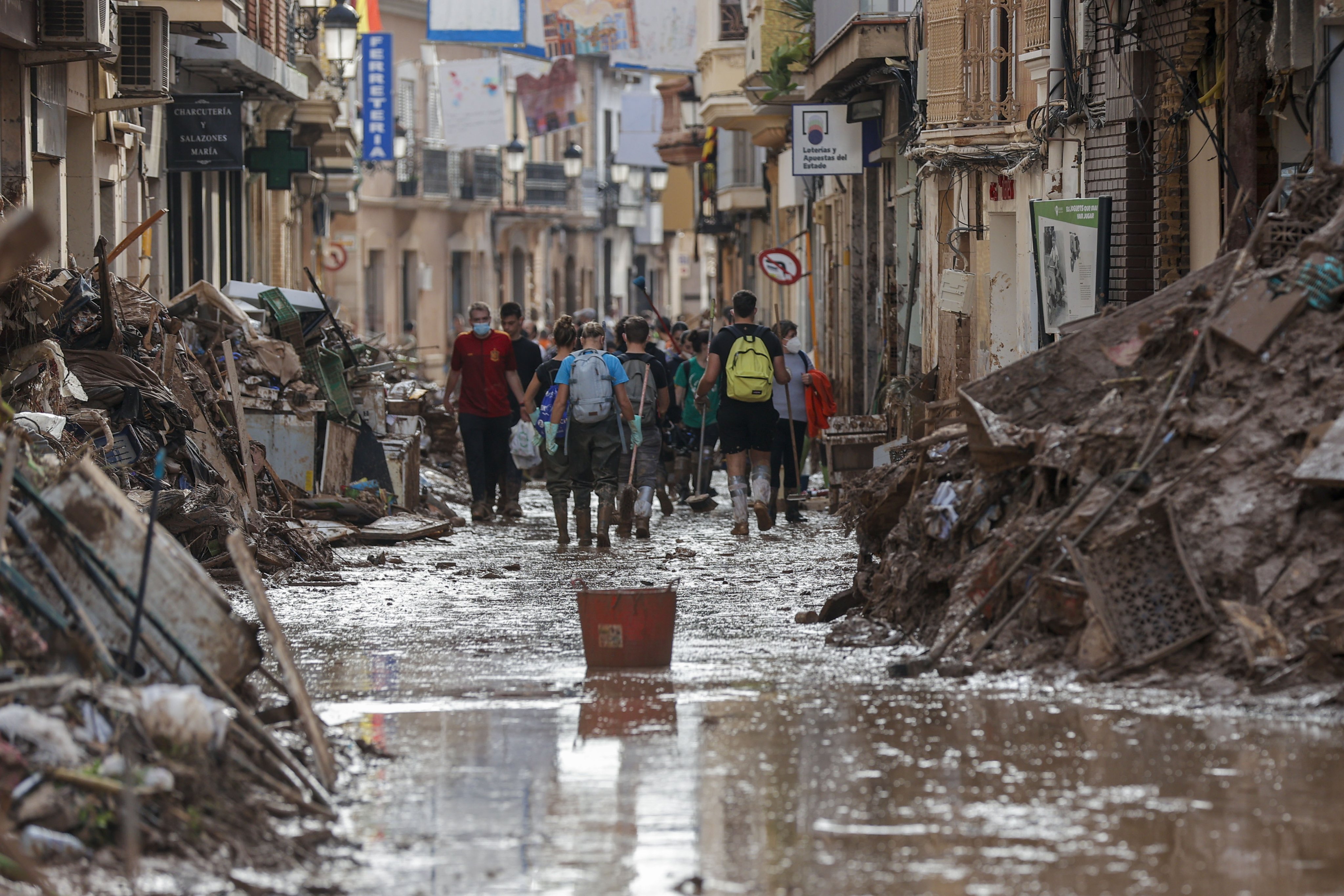 Residents and volunteers carry out clearing duties in the flood-hit municipality of Paiporta, Valencia province on Novembe 4. Photo: EPA-EFE