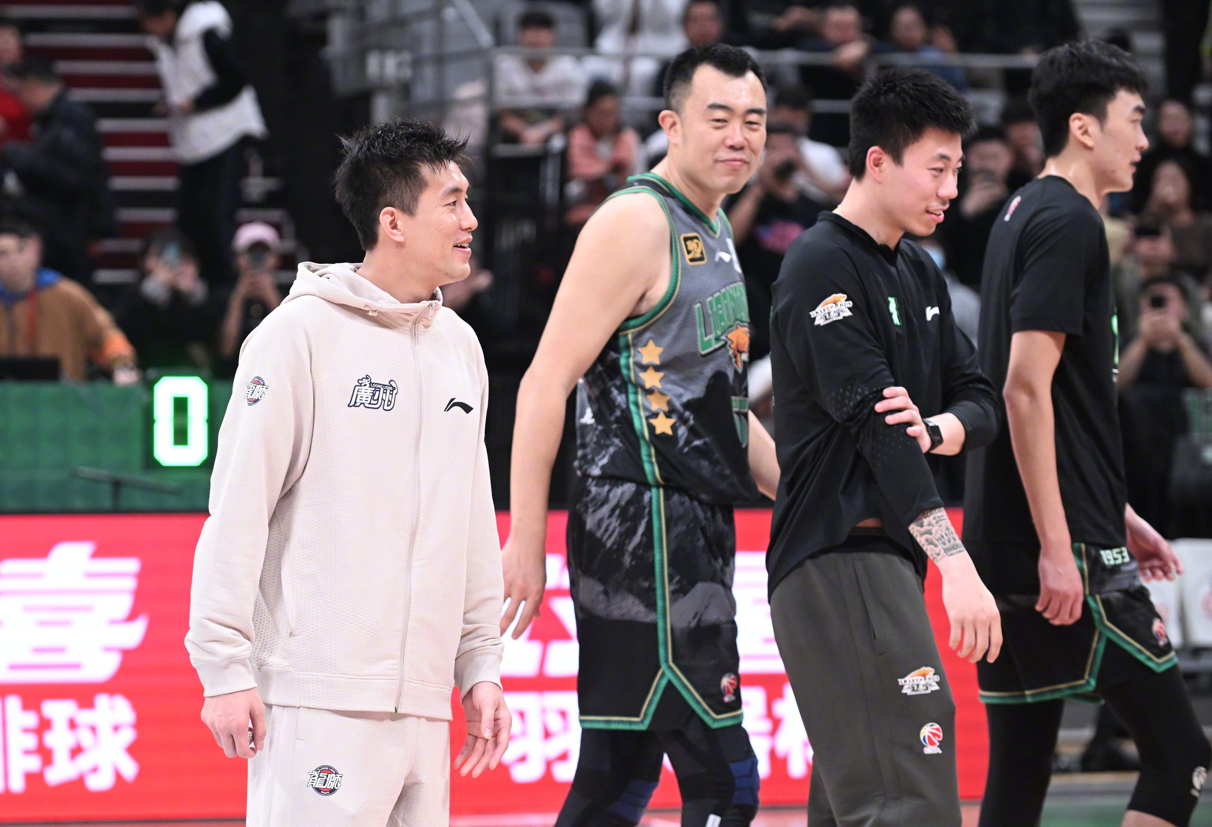 Guo Ailun (left) watched from the sidelines on his return to Liaoning Flying Leopards. Photo: Weibo