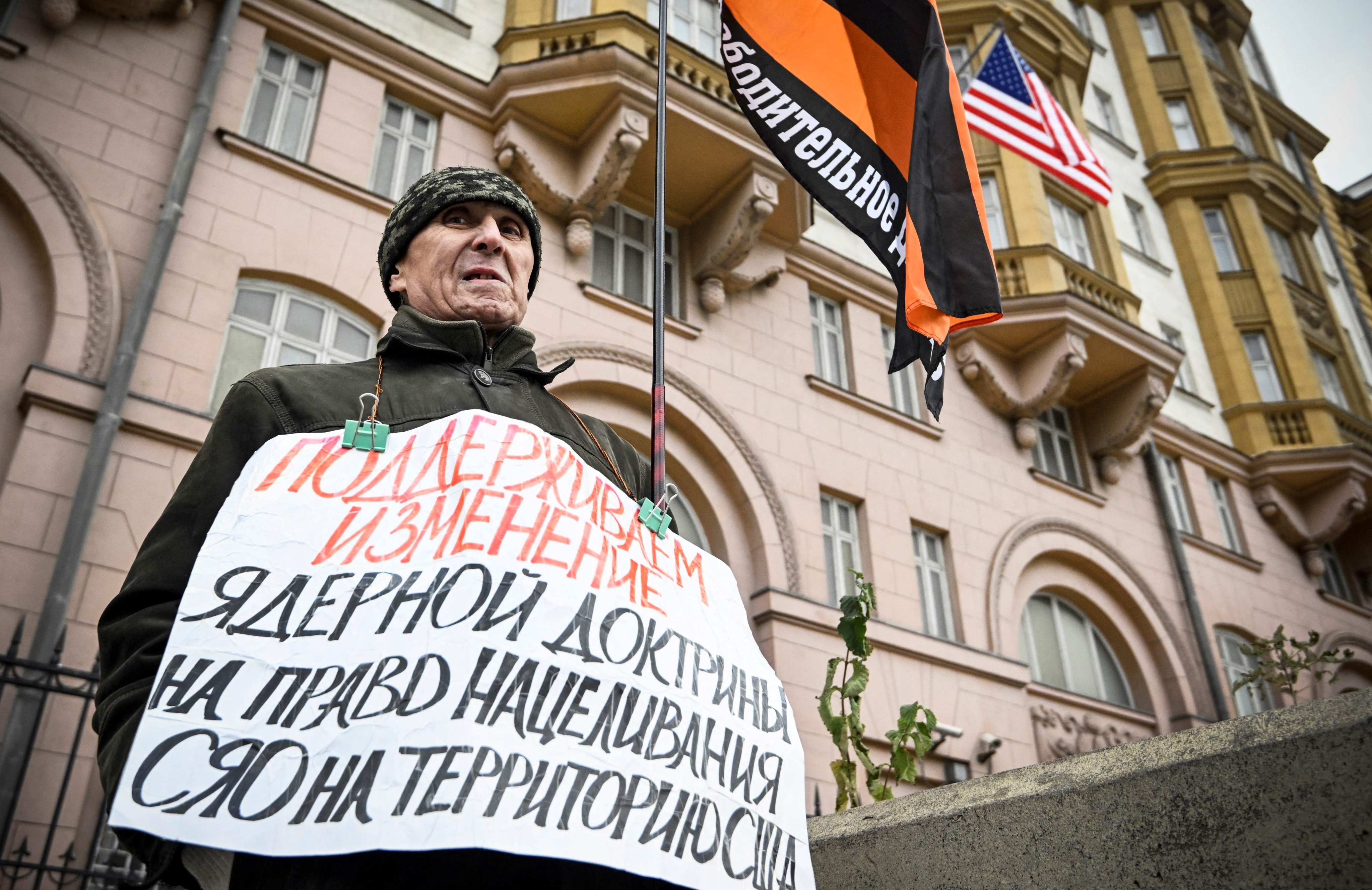 An activist holds a single-person picket in front of the US embassy in central Moscow on November 5, with a poster reading “We Support Changing the Nuclear Doctrine to Allowing to Retarget Nuclear Weapons at the United States”. Photo: AFP