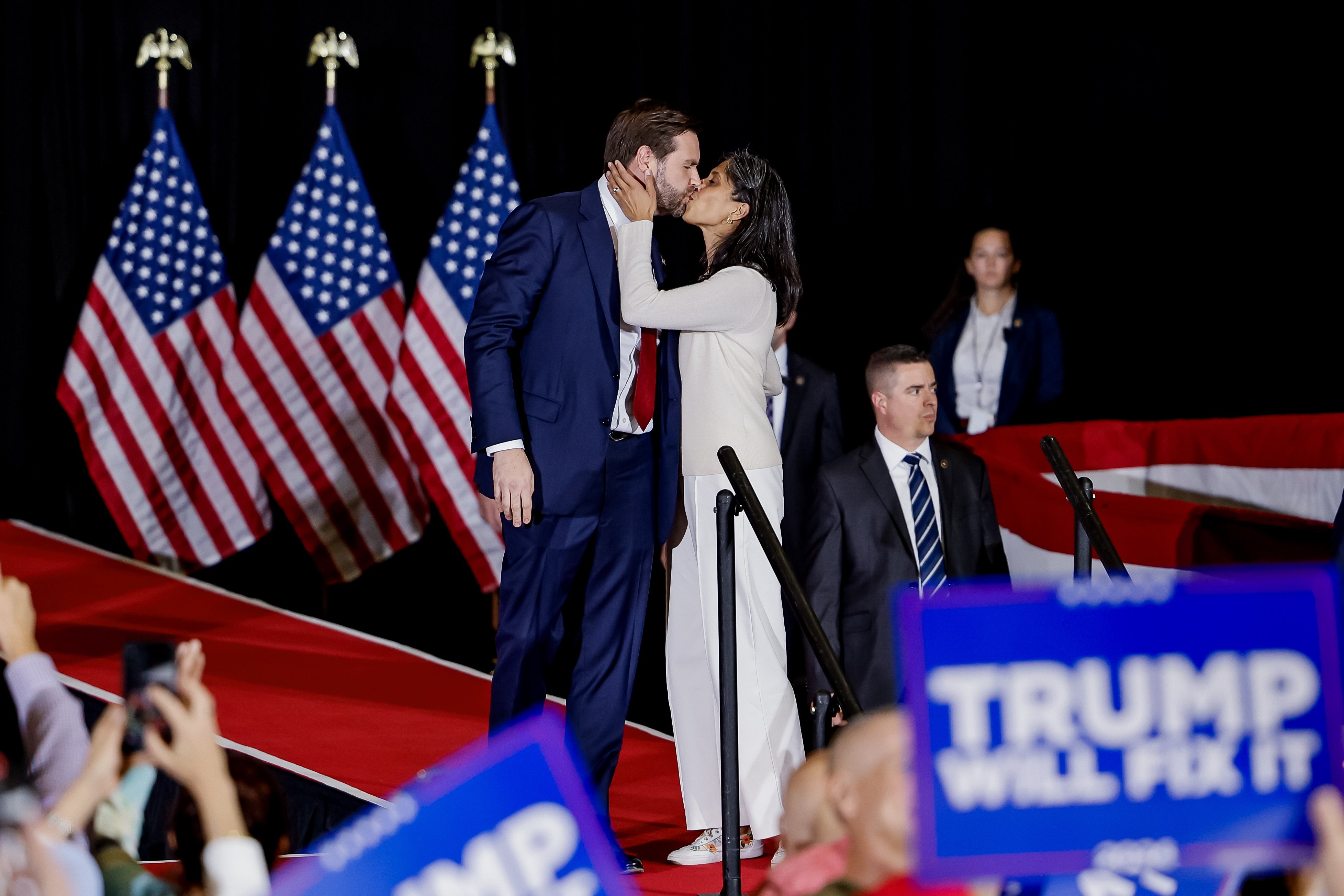 J.D. Vance gets a kiss from his wife Usha at a campaign rally in Atlanta, Georgia, on November 4. Photo: EPA-EFE