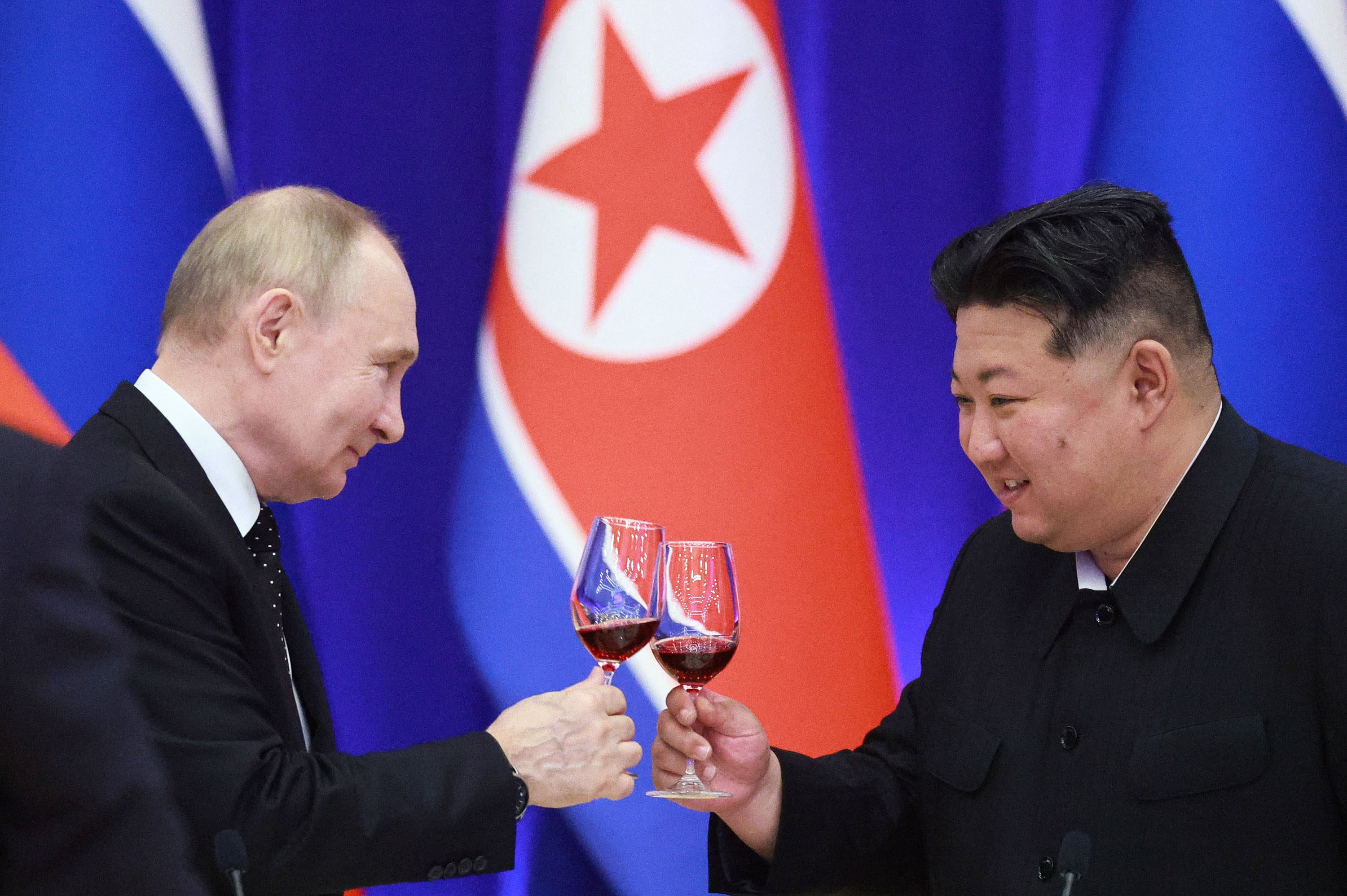 Russian President Vladimir Putin and North Korean leader Kim Jong-un toast during a reception in Pyongyang on June 19. Photo: TNS