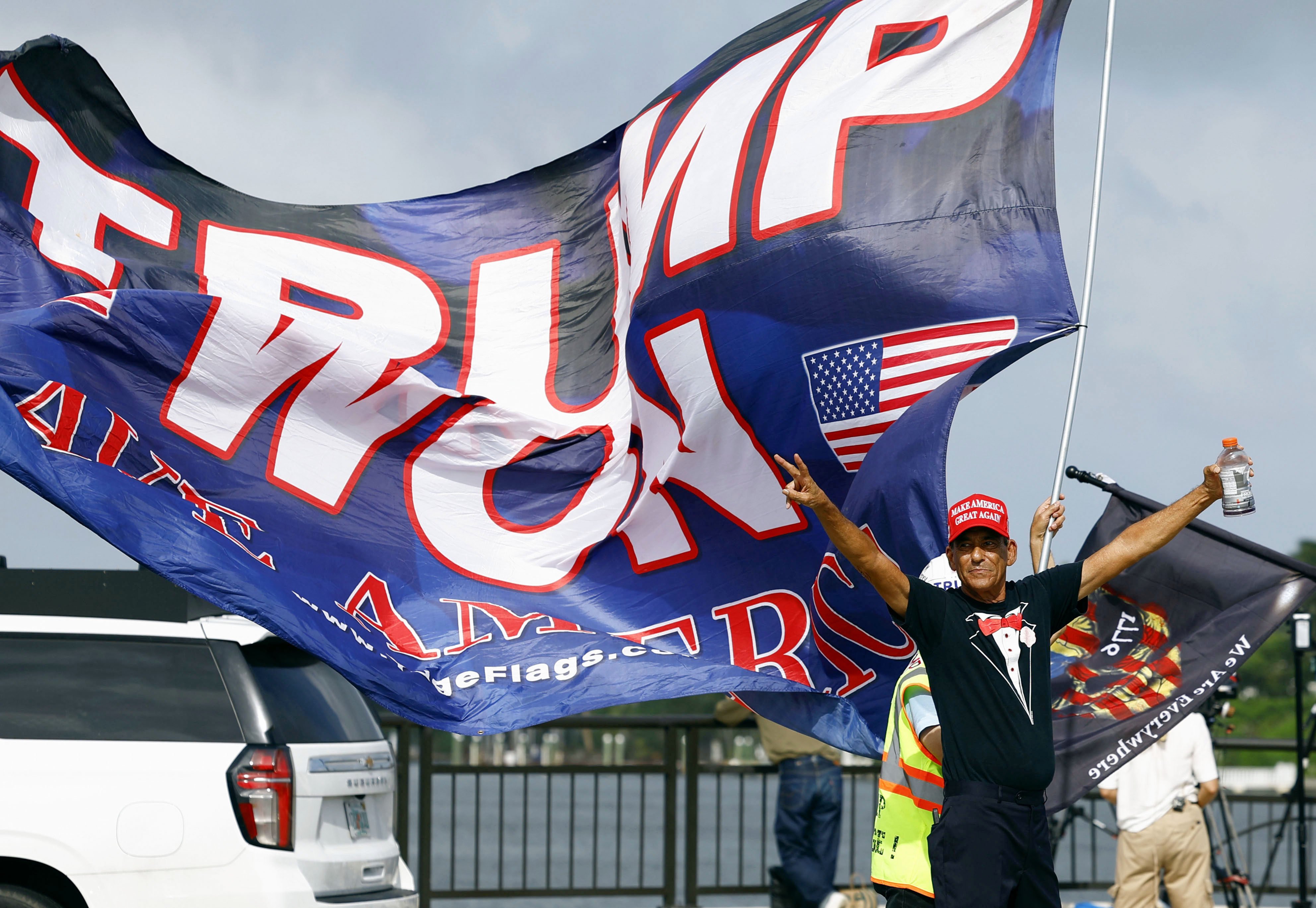 Donald Trump supporters celebrate in Palm Beach, Florida, on November 6, after his victory in the presidential election. Photo: Kyodo