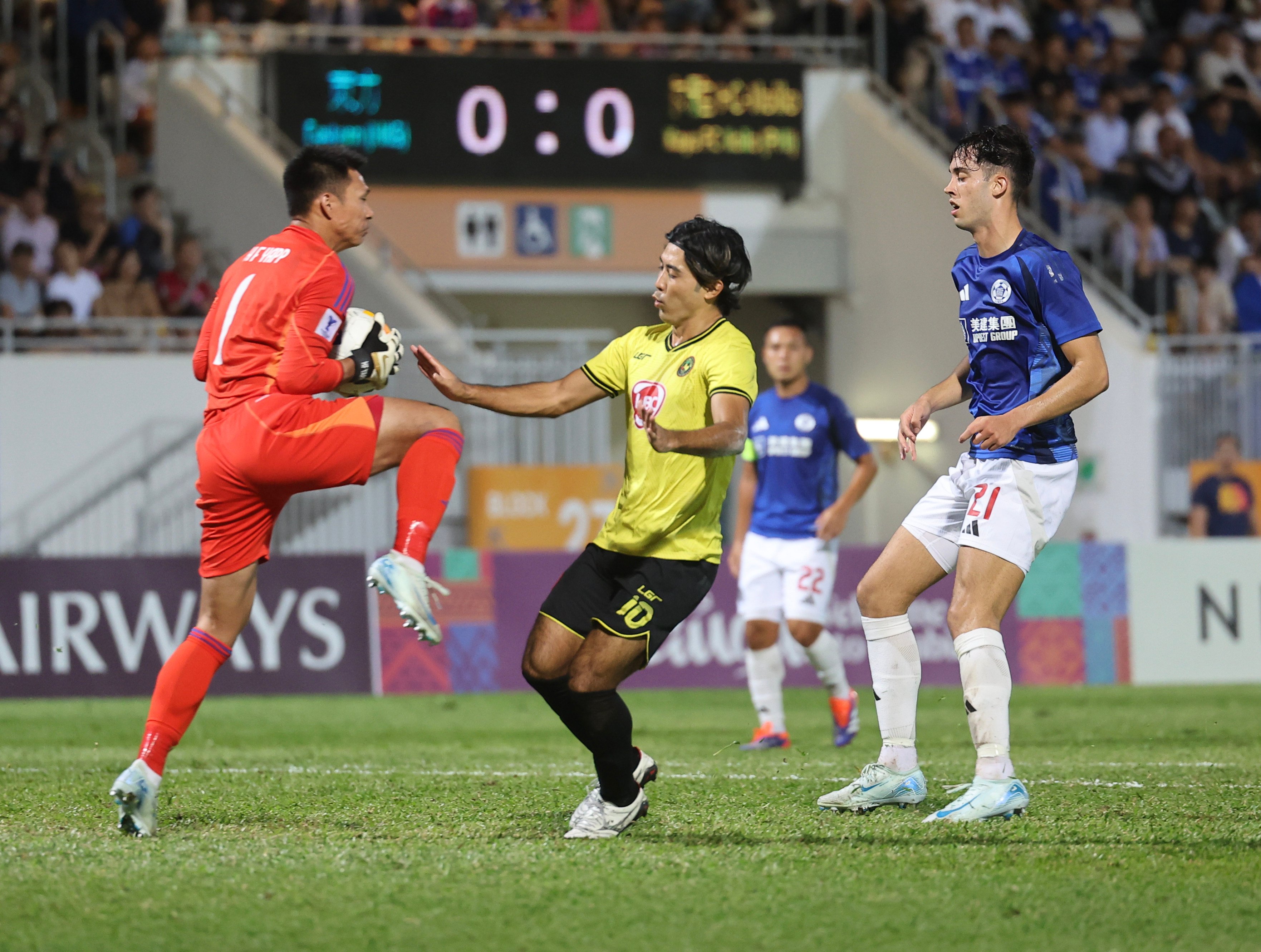 Yapp Hung-fai raises his knee ahead of making contact with Daizo Horikoshi. Photo: Edmond So