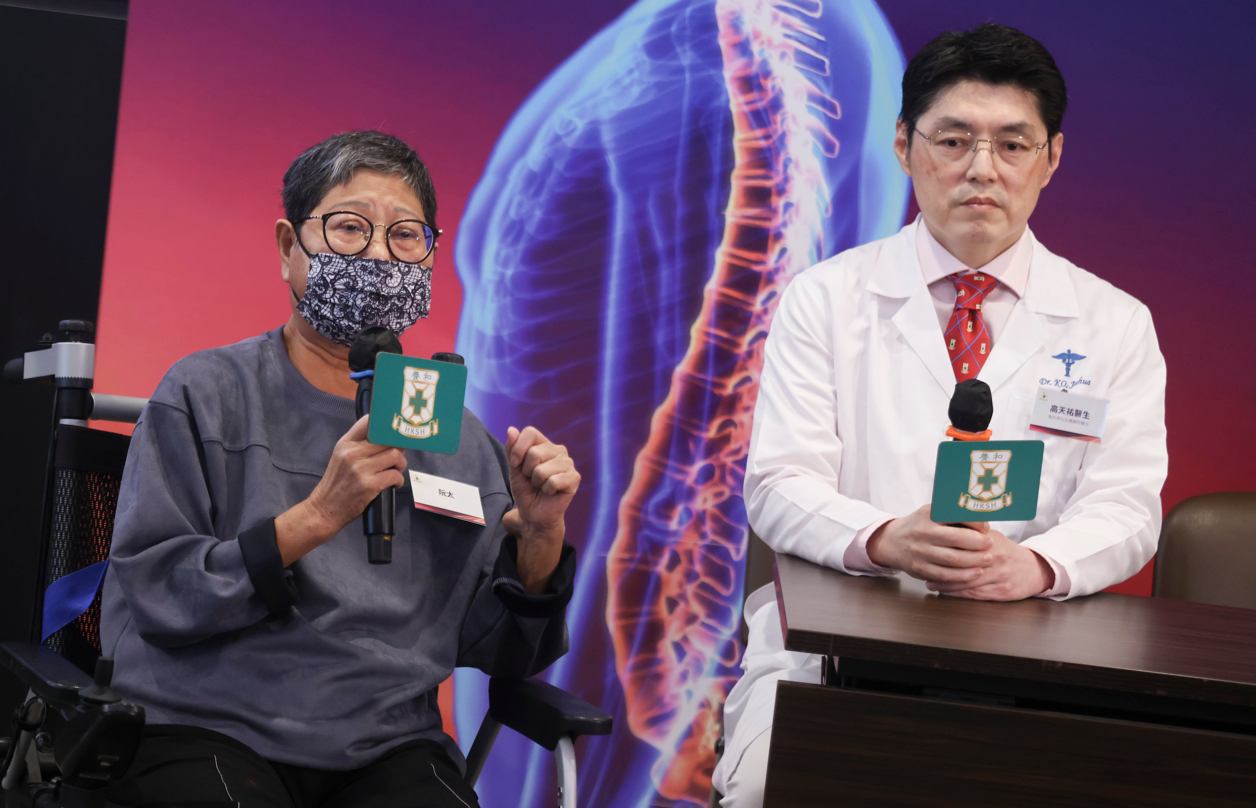 Dr Joshua Ko (right) and patient Monita Yuen, 68, at a press conference held by Hong Kong Sanitorium and Hospital to announce the results of its survey of 800 residents’ spinal health. Photo: SCMP / Jonathan Wong