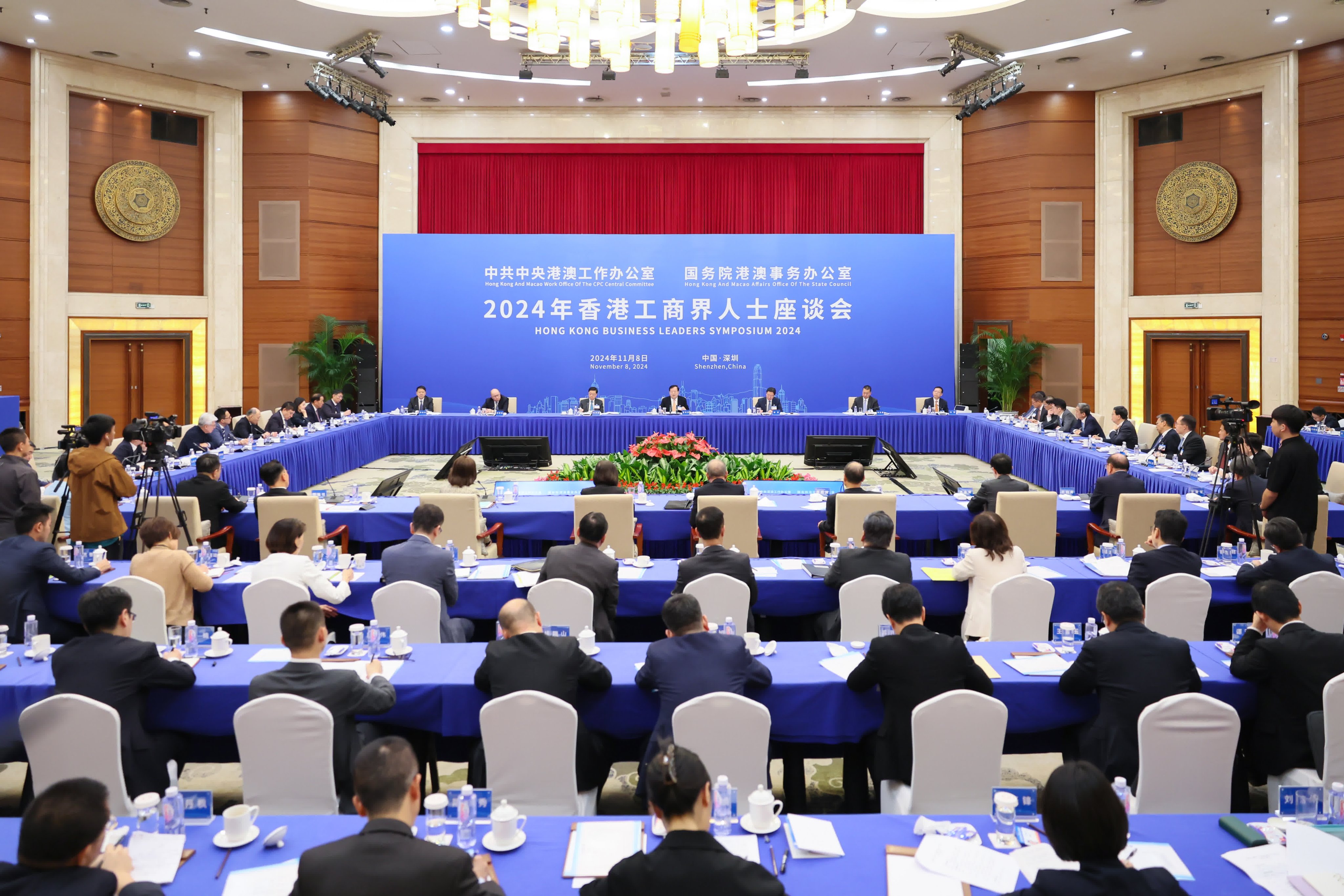 Xia Baolong, director of the Hong Kong and Macau Affairs Office, meets business leaders in Shenzhen on Friday. Photo: Handout