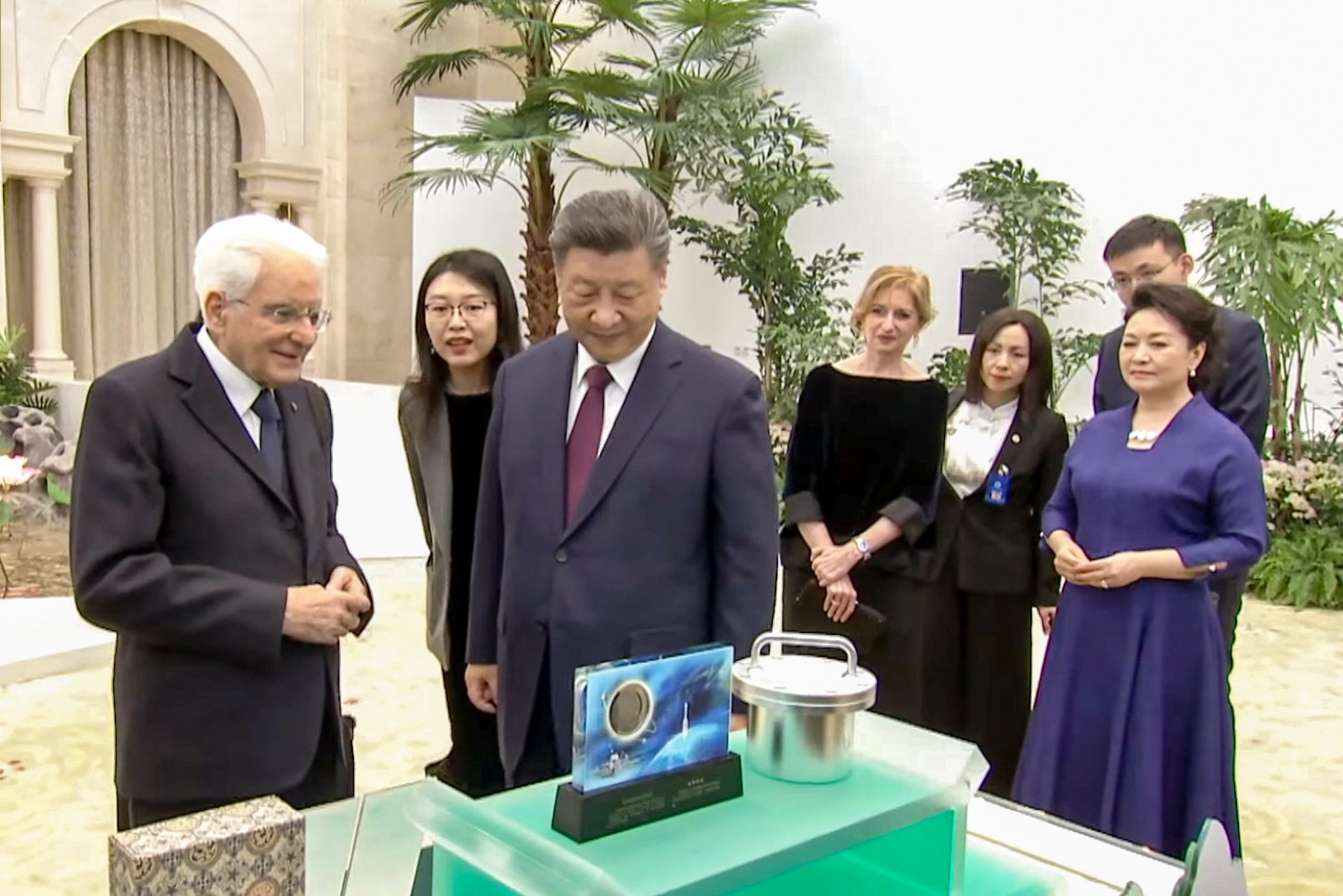 Chinese President Xi Jinping presented his Italian counterpart Sergio Mattarella with samples collected from the moon. Photo: CGTN