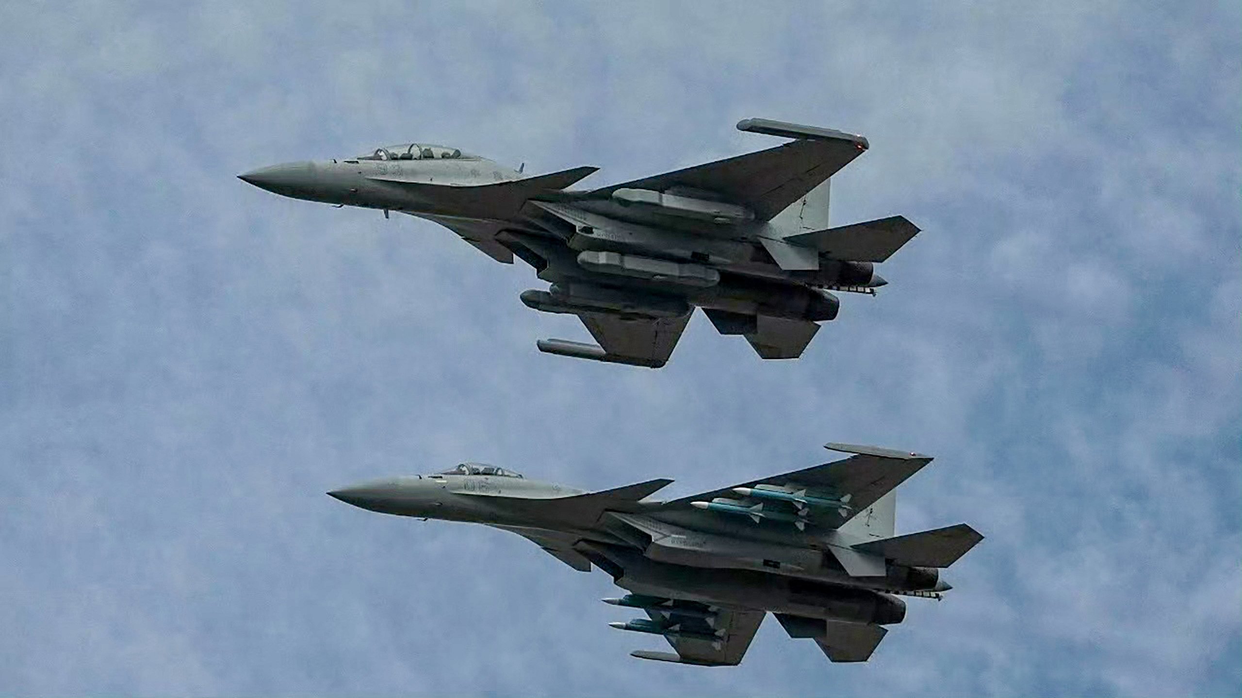 A J-15D electronic warfare aircraft and the J-15T fighter pictured in the skies above Guangdong ahead of the Zhuhau air show. Photo: CCTV