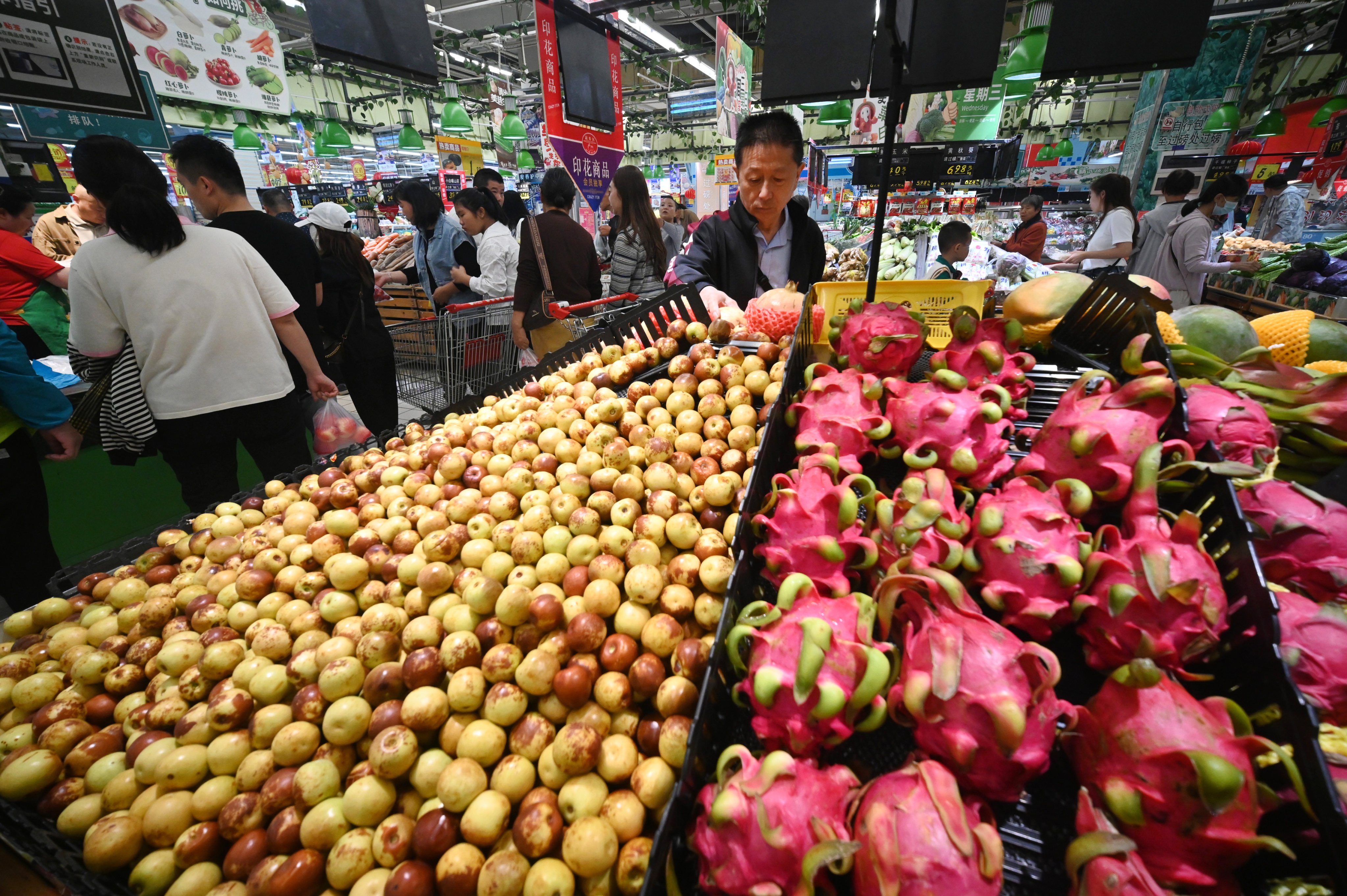 People buy fruit at a supermarket in Kaifeng, central China’s Henan province. Photo: Xinhua