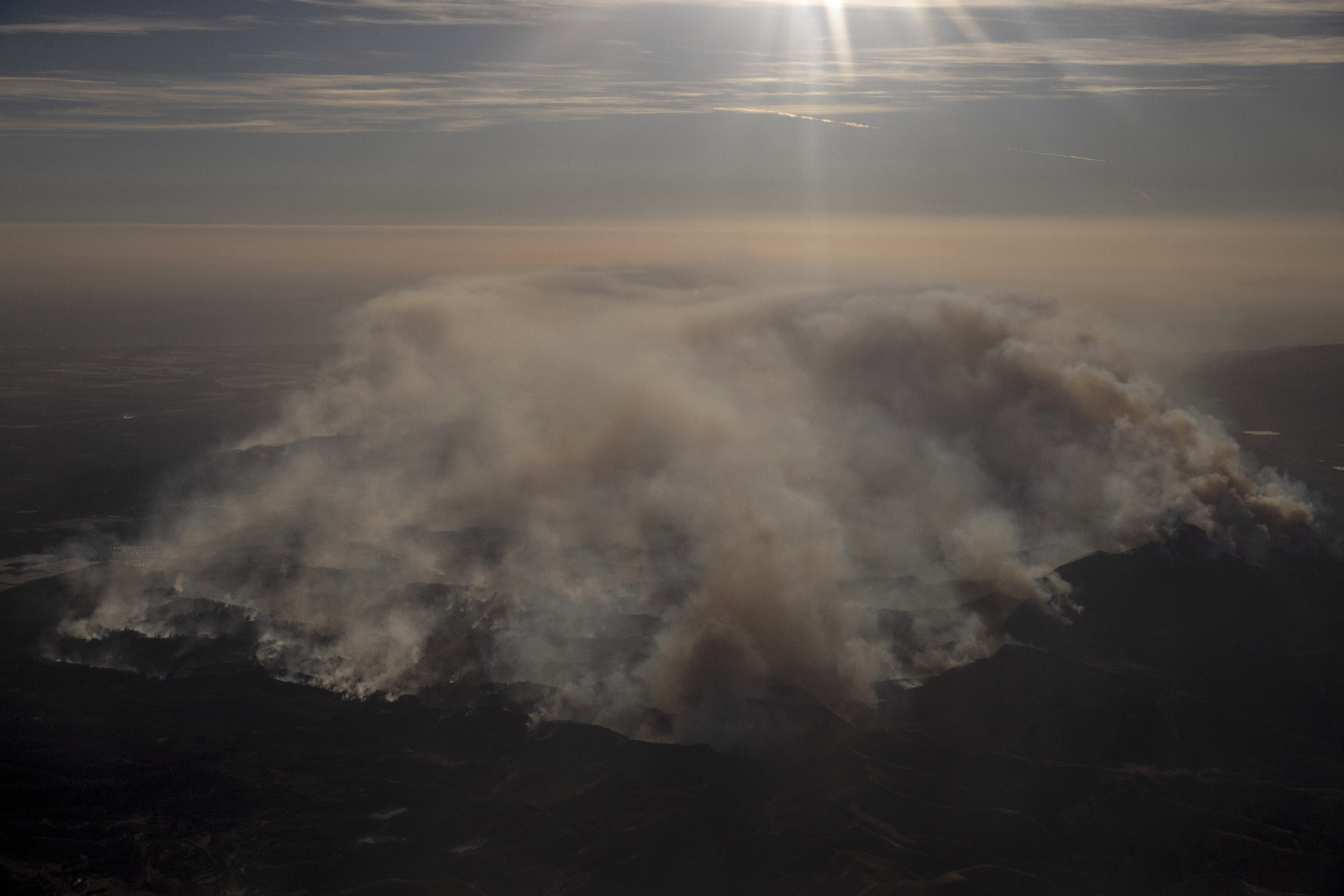 Smoke rises from the Mountain Fire in Ventura County as seen from a commercial flight. Photo: AP