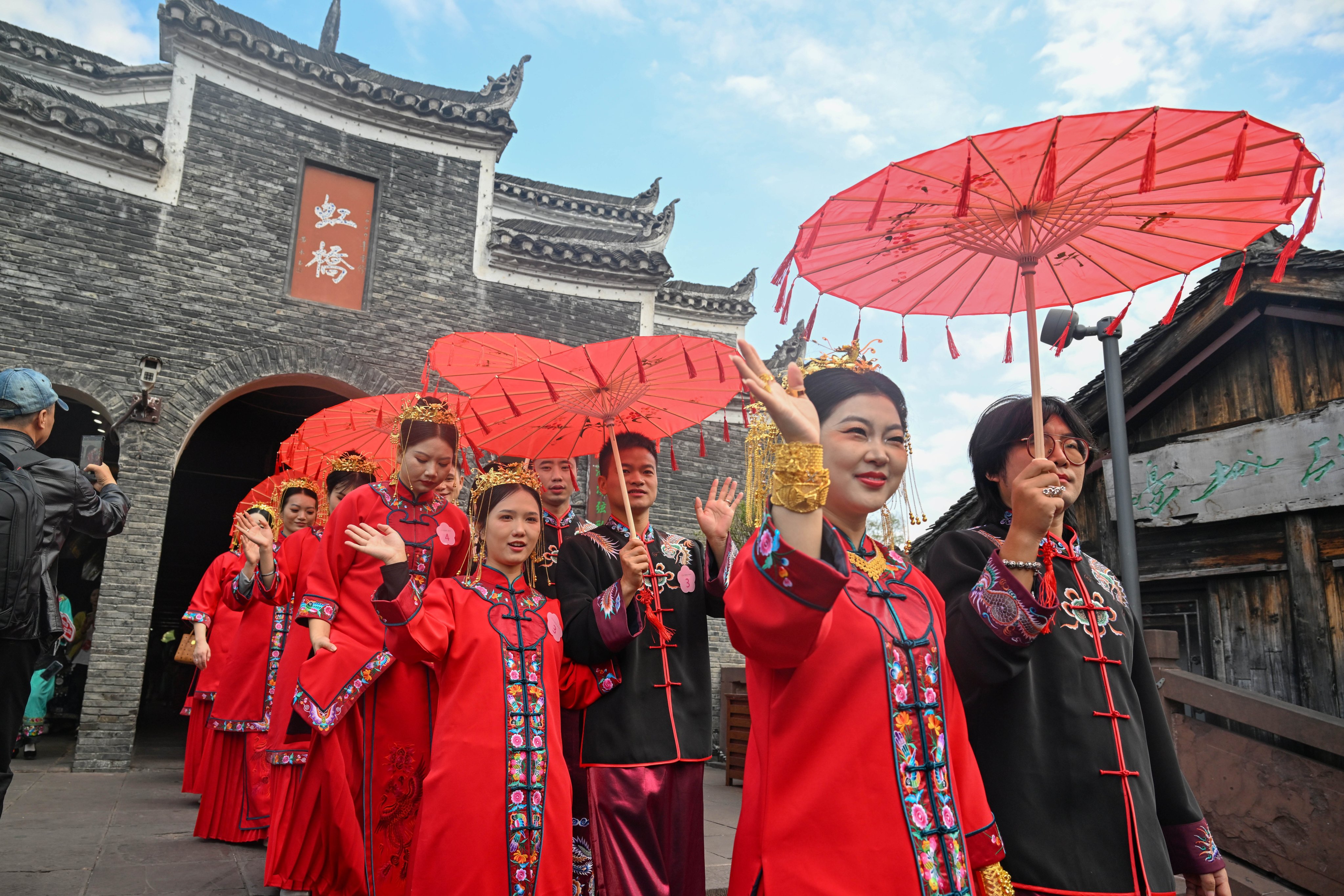 A mass wedding ceremony in central China’s Hunan province. Photo: EPA-EFE