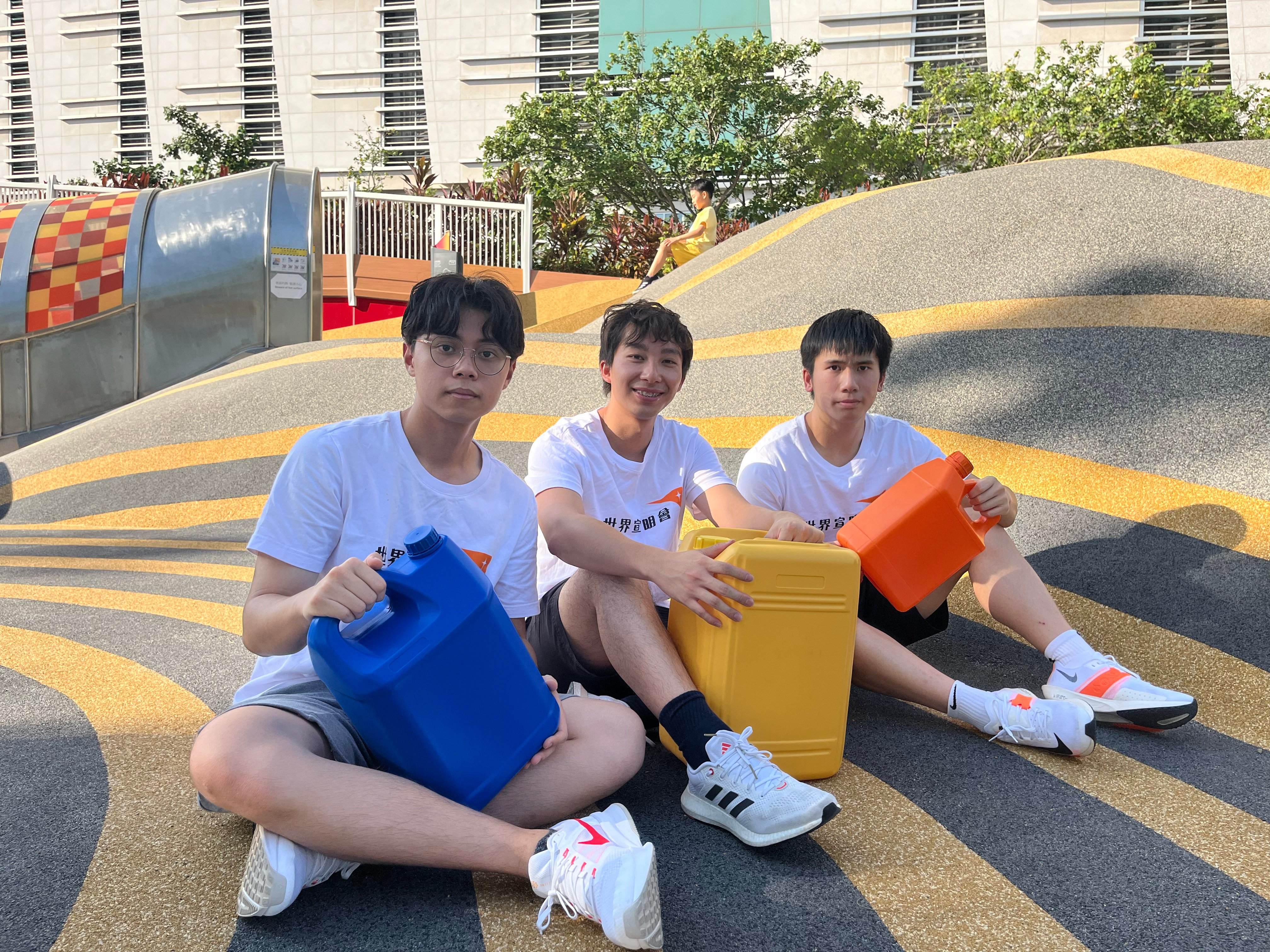 Three World Vision Hong Kong youth ambassadors took part in Global 6K for Water in Seoul, South Korea on September 12, carrying a four-litre water container during the run. Photo: Handout