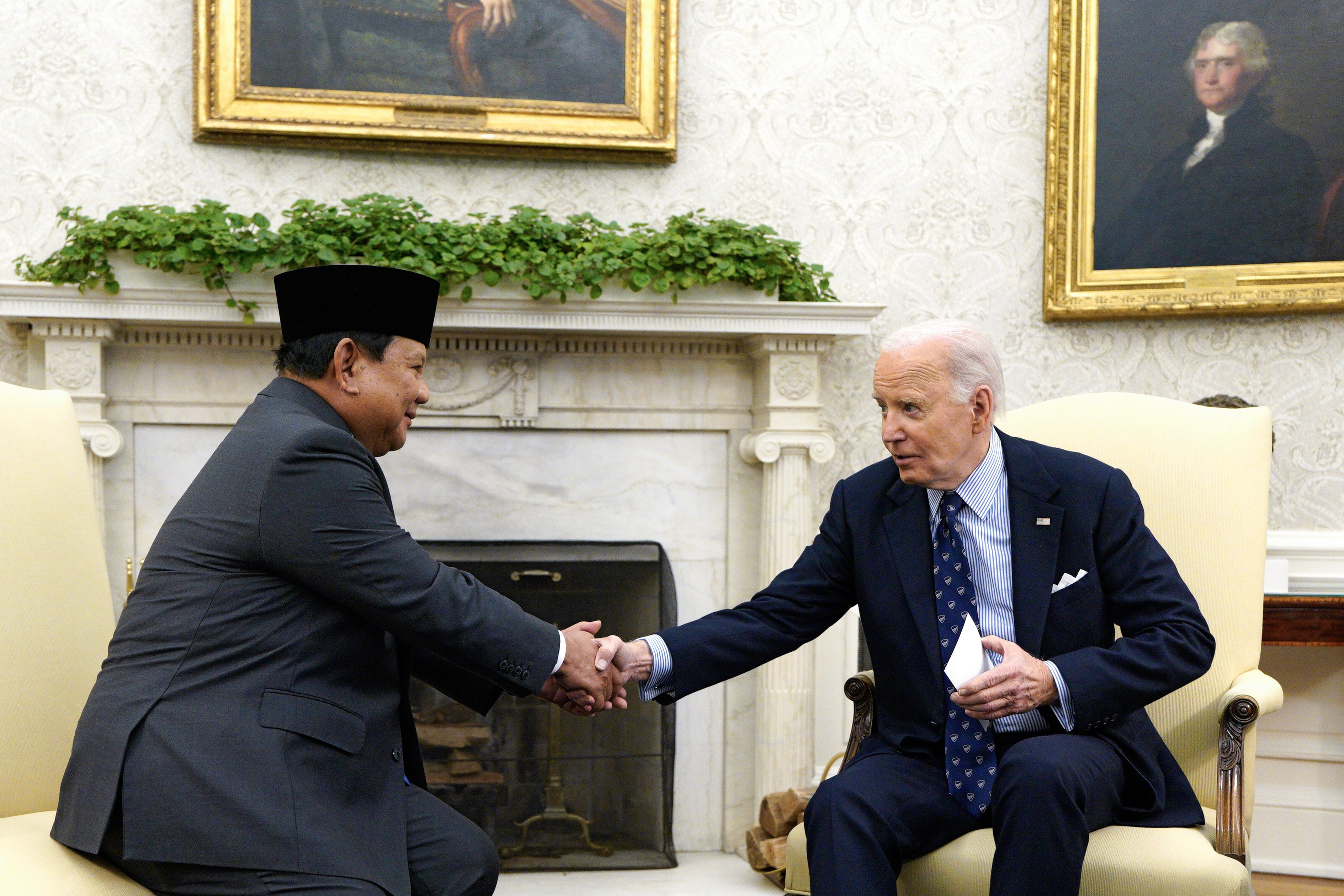 Indonesian President Prabowo Subianto shakes hands with US President Joe Biden in the Oval Office of the White House on Tuesday. Photo: EPA-EFE