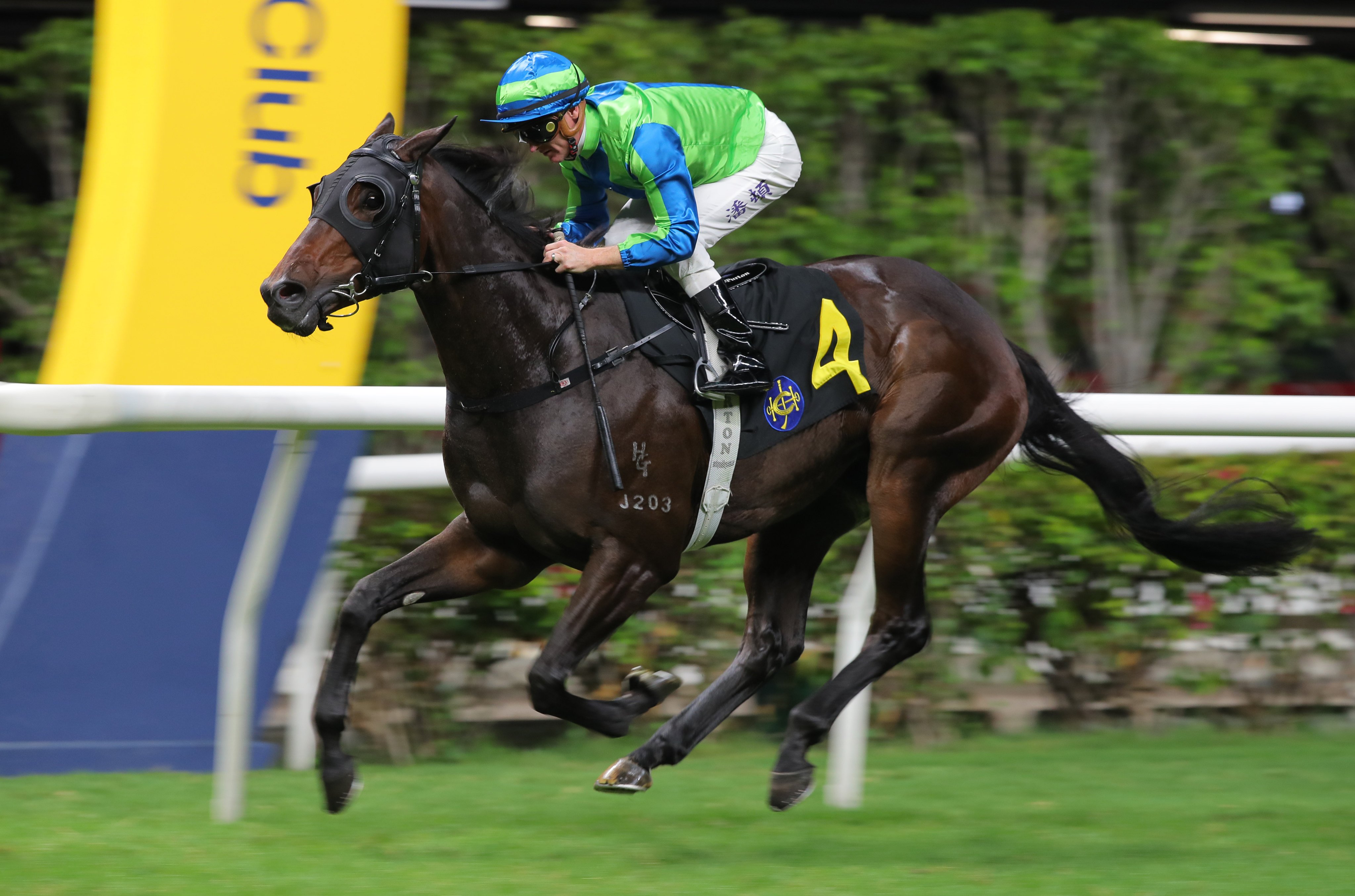 Zac Purton guides Lucky Touch to victory at Happy Valley. Photos: Kenneth Chan