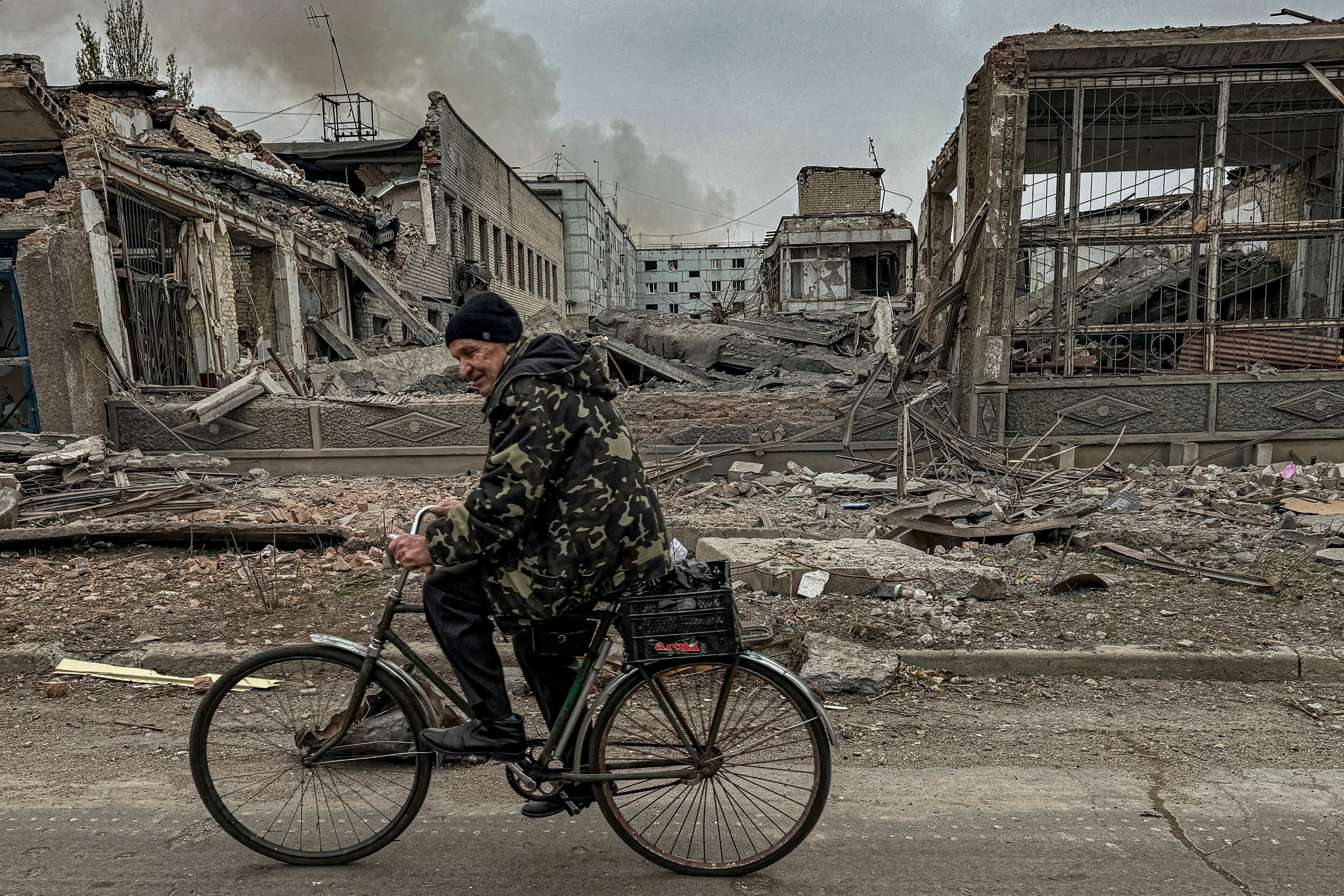 A cyclist passes a mail office destroyed by a Russian airstrike in Kurakhove, Donetsk region, Ukraine, on November 7. Photo: AP