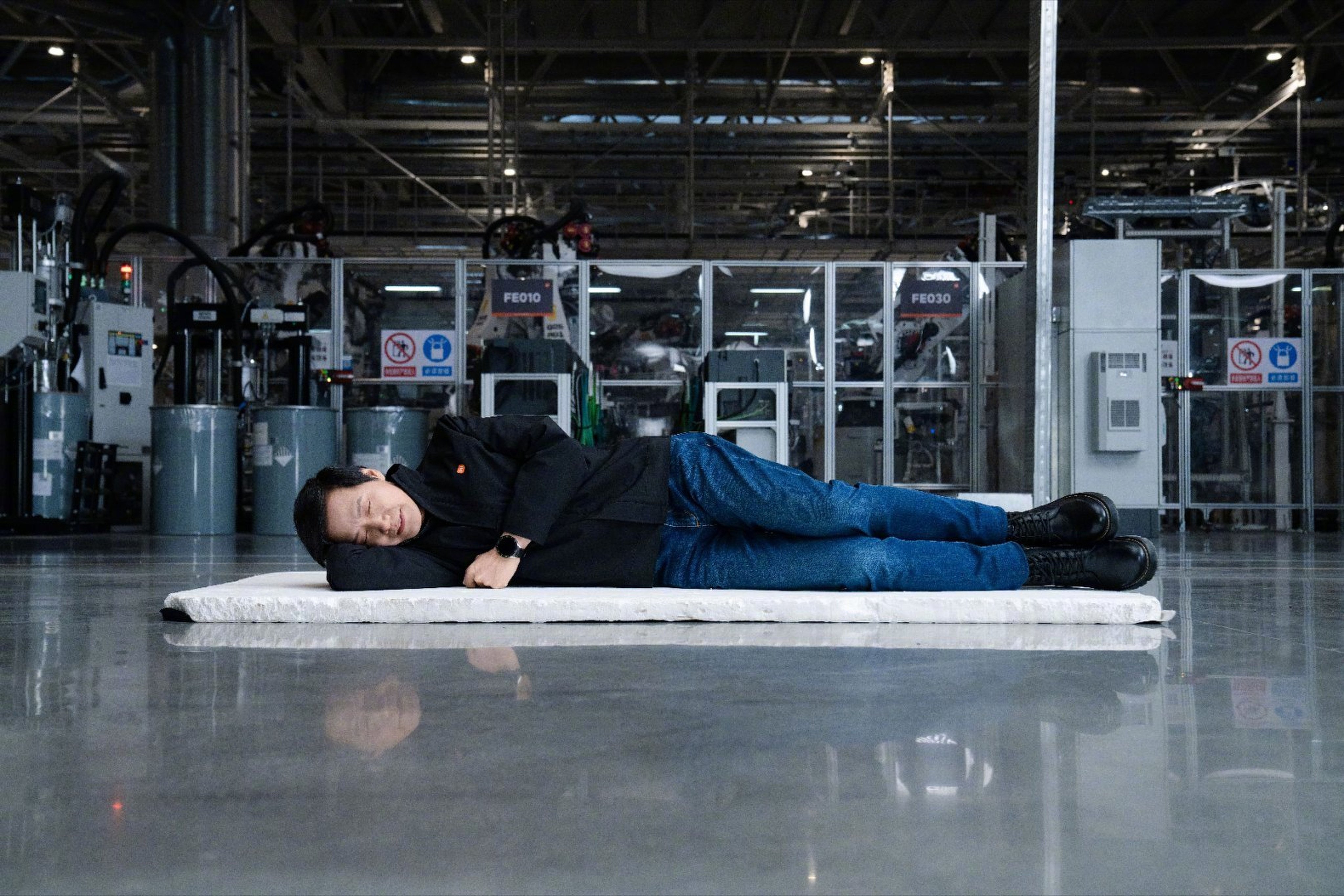 Xiaomi chief executive Lei Jun’s social media post on Wednesday shows him sleeping on the factory floor, in a nod to Tesla’s Elon Musk. Photo: Weibo