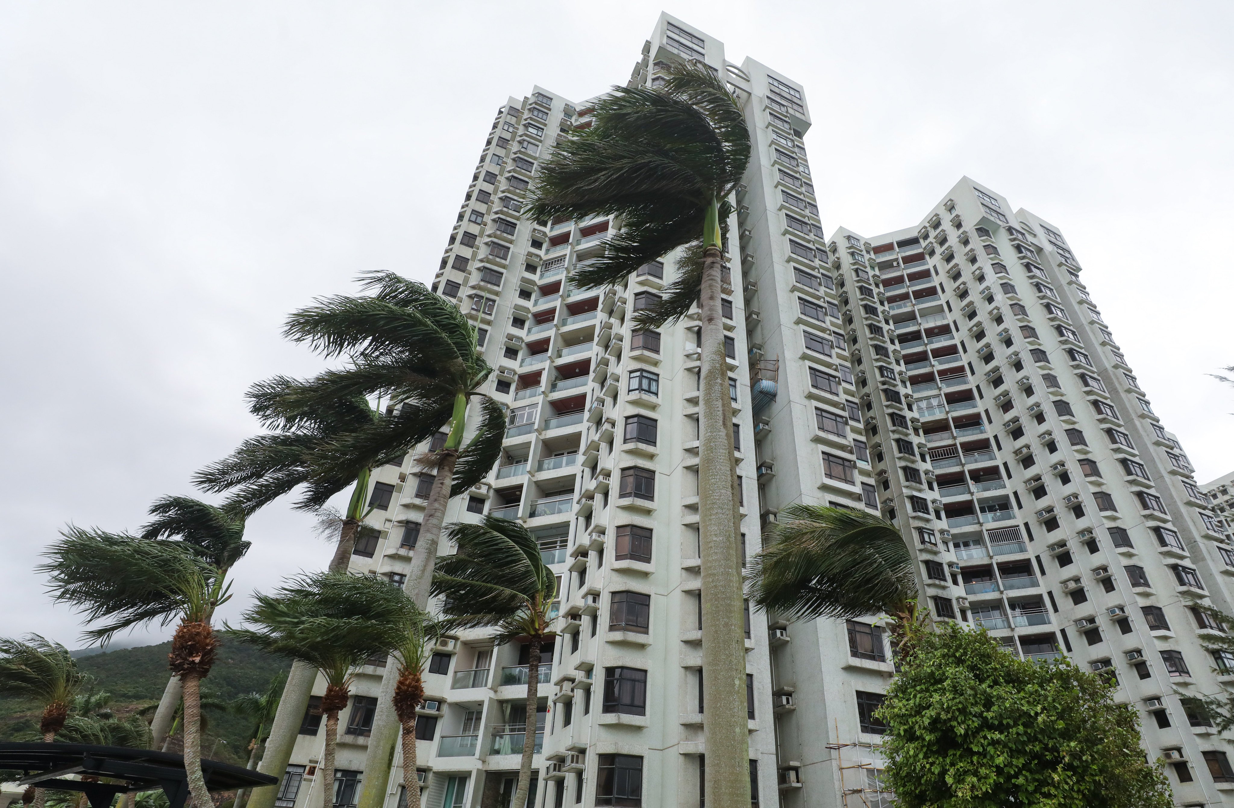 High winds at the Heng Fa Chuen Promenade under the No 8 typhoon signal. Photo: Sun Yeung