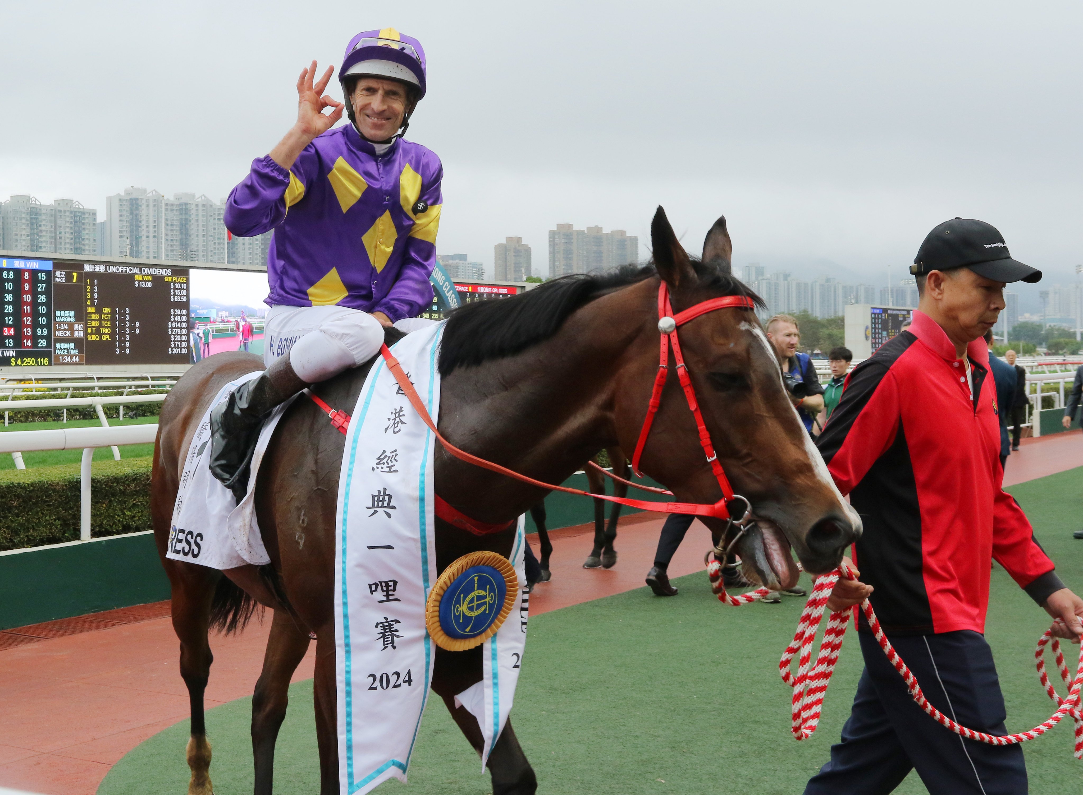 Hugh Bowman reunites with Helios Express in the Jockey Club Sprint. Photos: Kenneth Chan