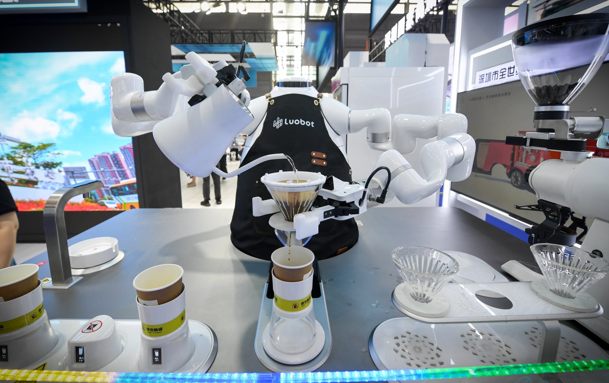 A robot makes coffee at the Hi-Tech Fair in Shenzhen, Nov. 15, 2022. Photo: Xinhua