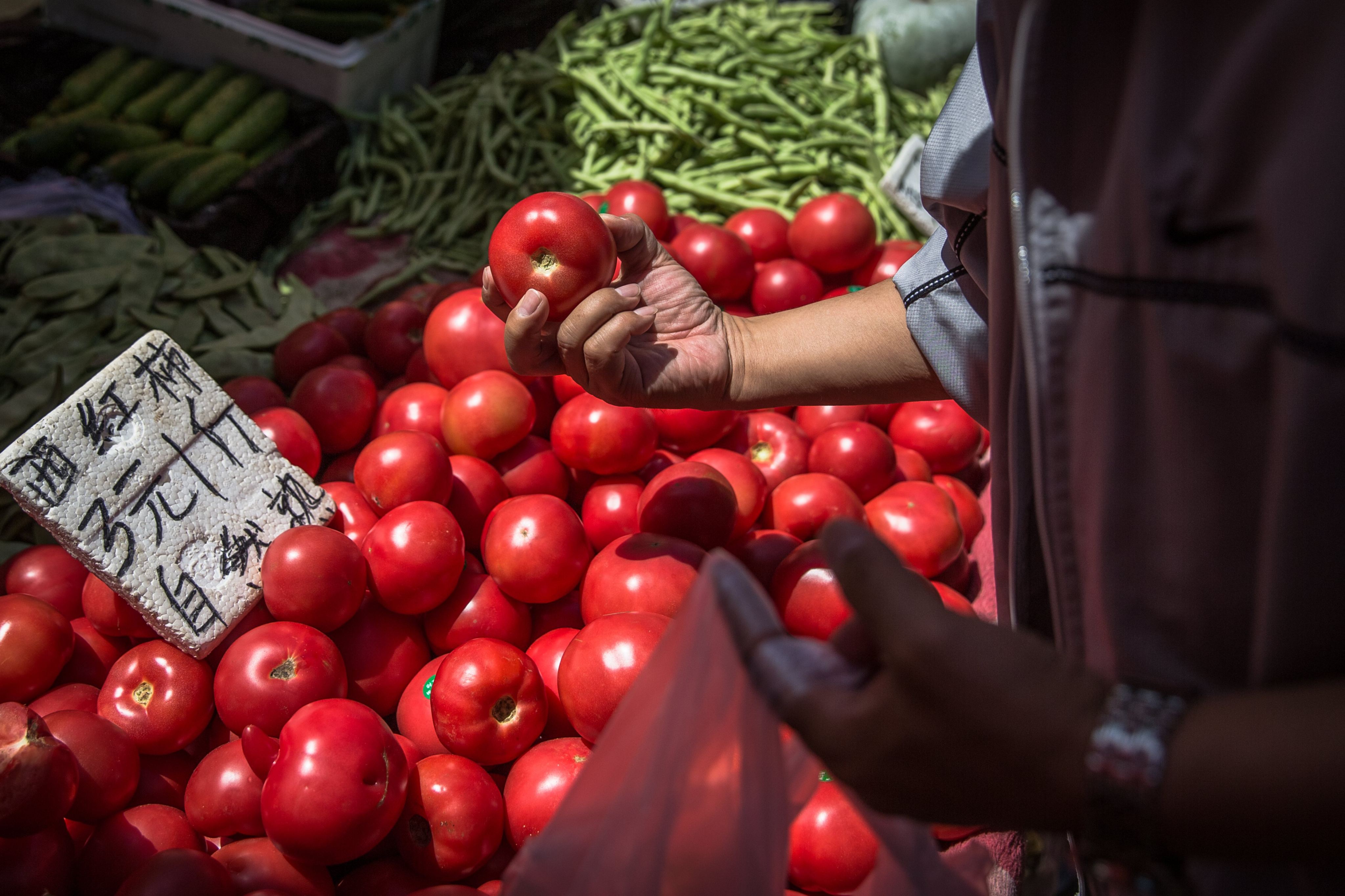 Most consumers prefer sweeter fresh tomatoes. Photo: EPA