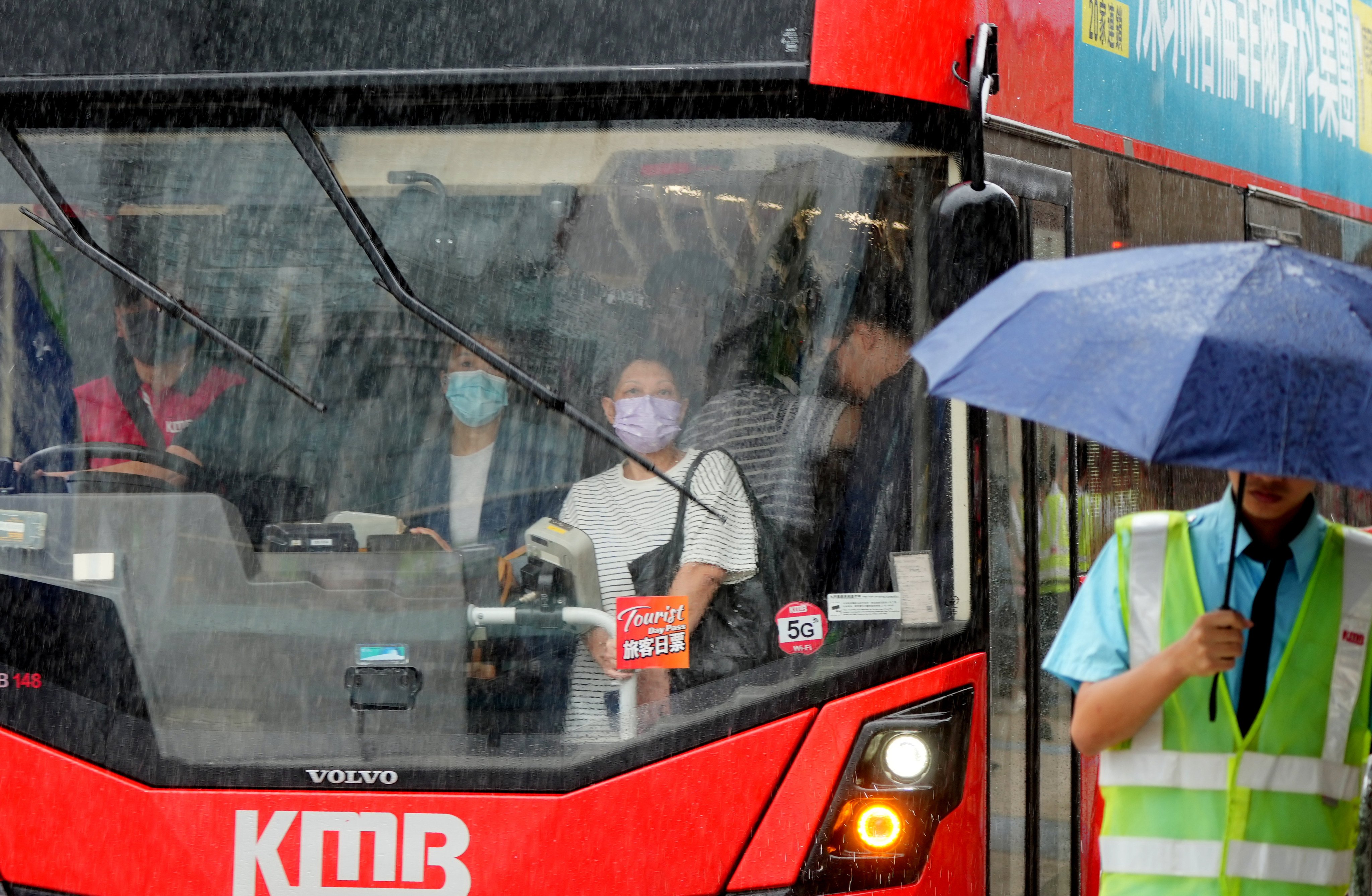 Commuters line up at the Hung Hom Cross-Harbour Tunnel Toll Plaza, amid warnings of the onset of Tropical Storm Toraji. Photo: May Tsec