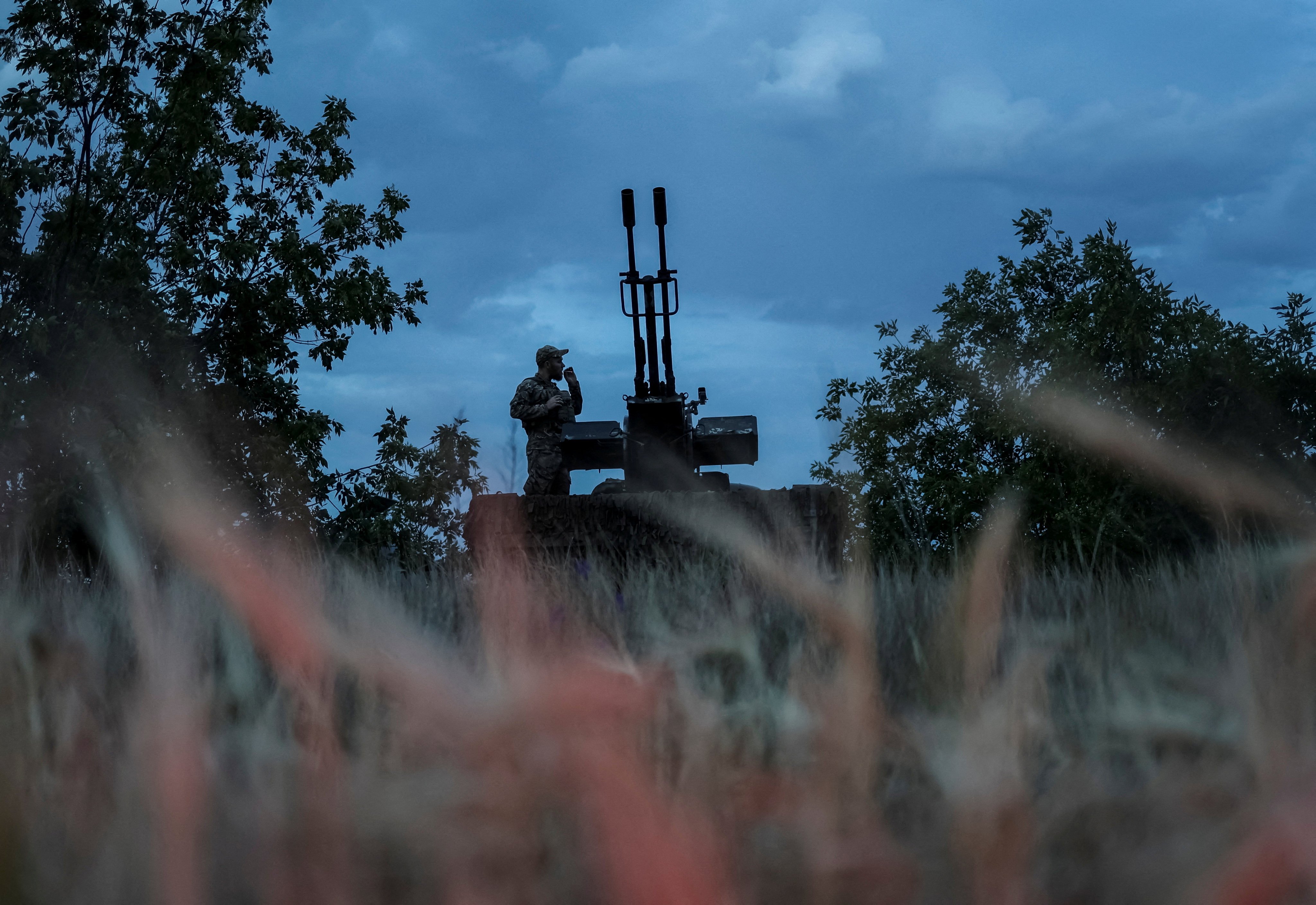 A Ukrainian serviceman stands next to an anti-aircraft cannon as he watches out for Russian kamikaze drones, in Kherson region earlier this year. Photo: Reuters