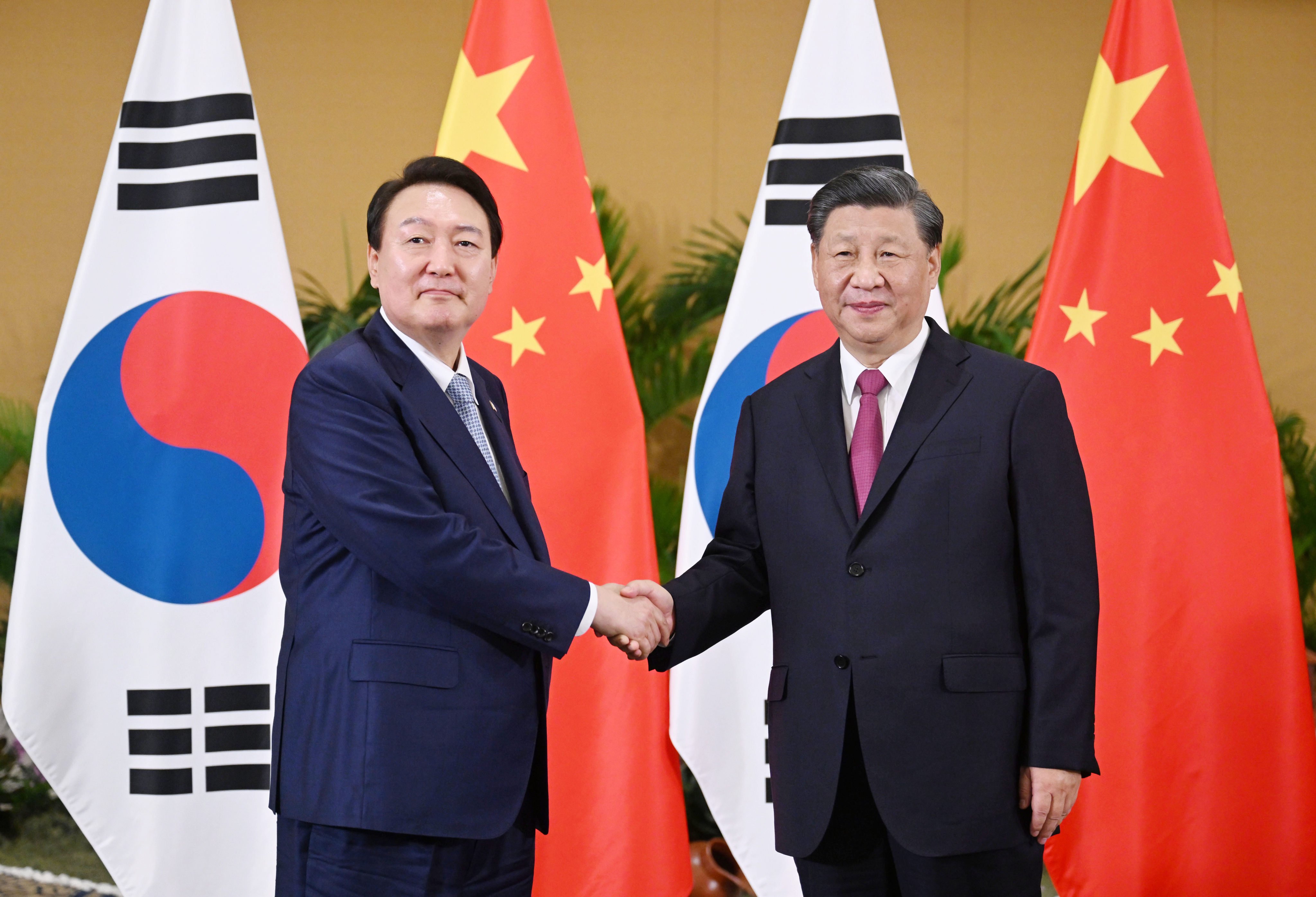 Chinese President Xi Jinping (right) shakes hands with South Korean President Yoon Suk-yeol in Bali, Indonesia, in November 2022. Photo: Xinhua