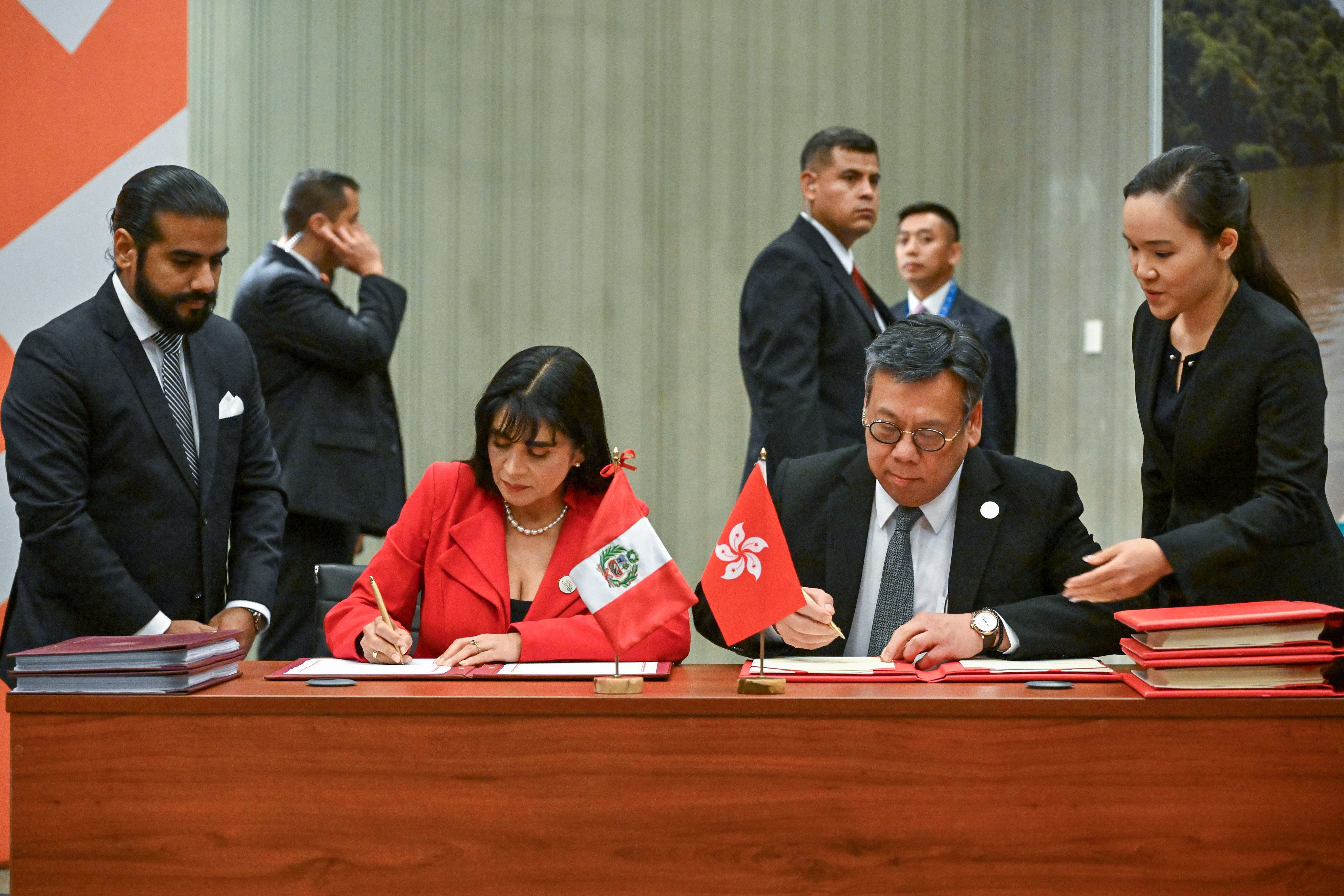 Peruvian Minister of Foreign Trade and Tourism Ursula Leon Chempen (second from the left) and Hong Kong commerce chief Algernon Yau (second from right). Photo: Handout