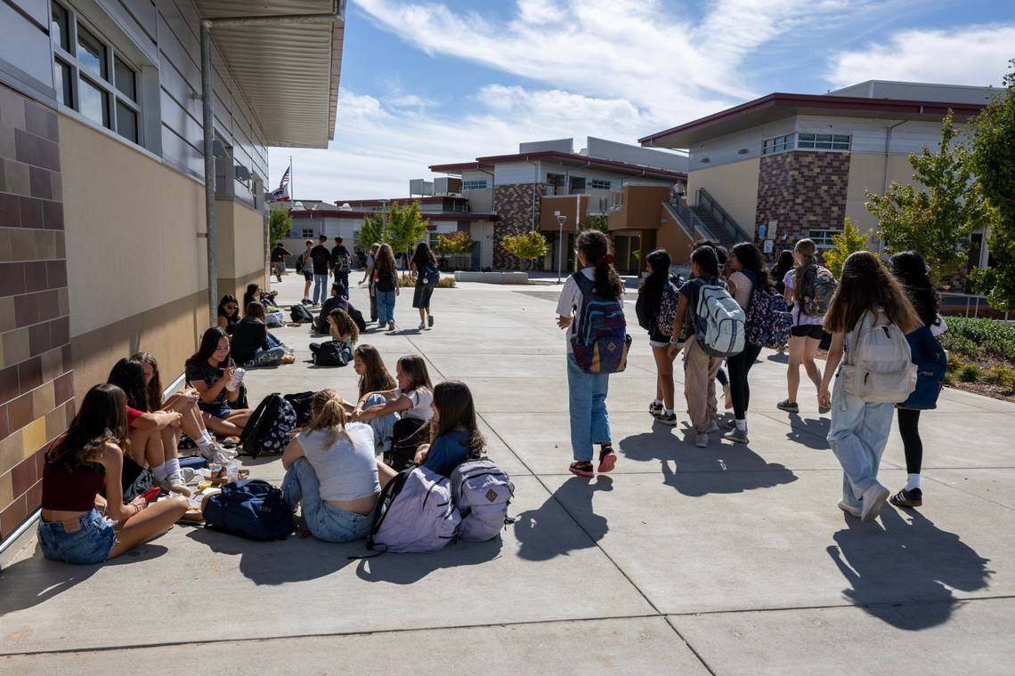 Students socialise during lunch at Sutter Middle School in Folsom, California, on October 15. The school has banned mobile phones during school hours, including lunch, since 2022. Photo: TNS