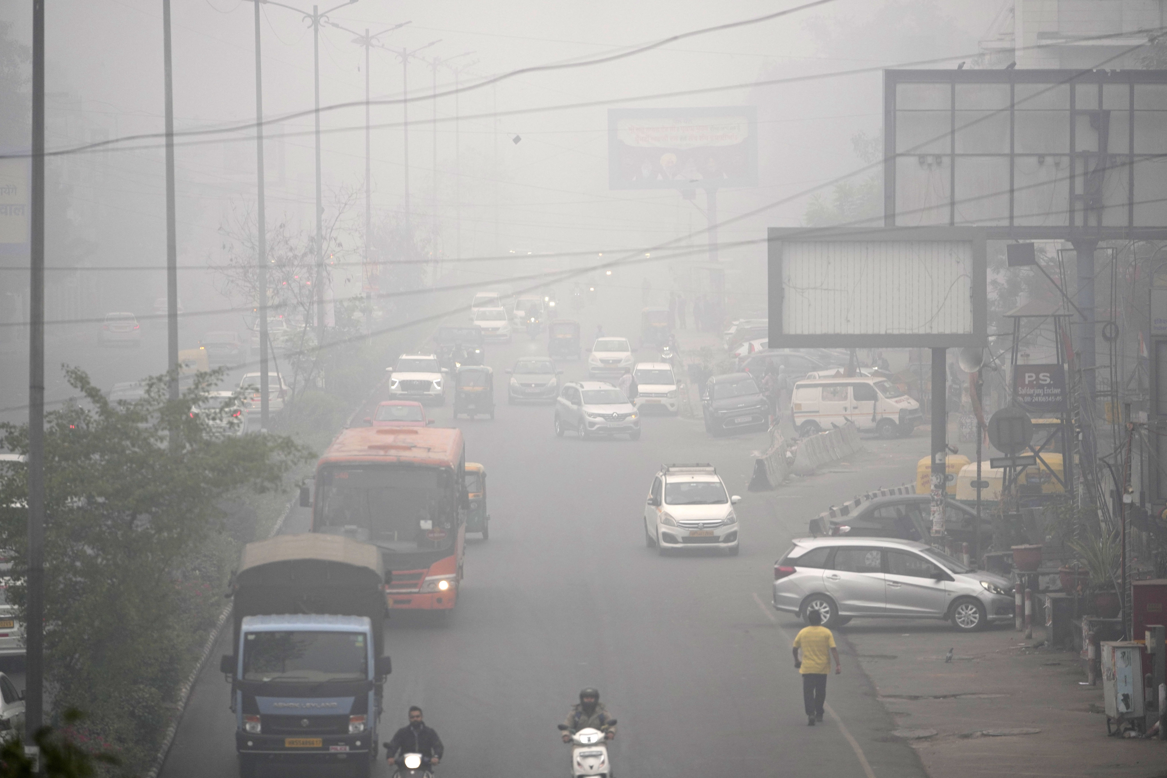 Commuters drive through a thick layer of smog as air pollution shoots up in New Delhi, India on November 18. Photo: AP