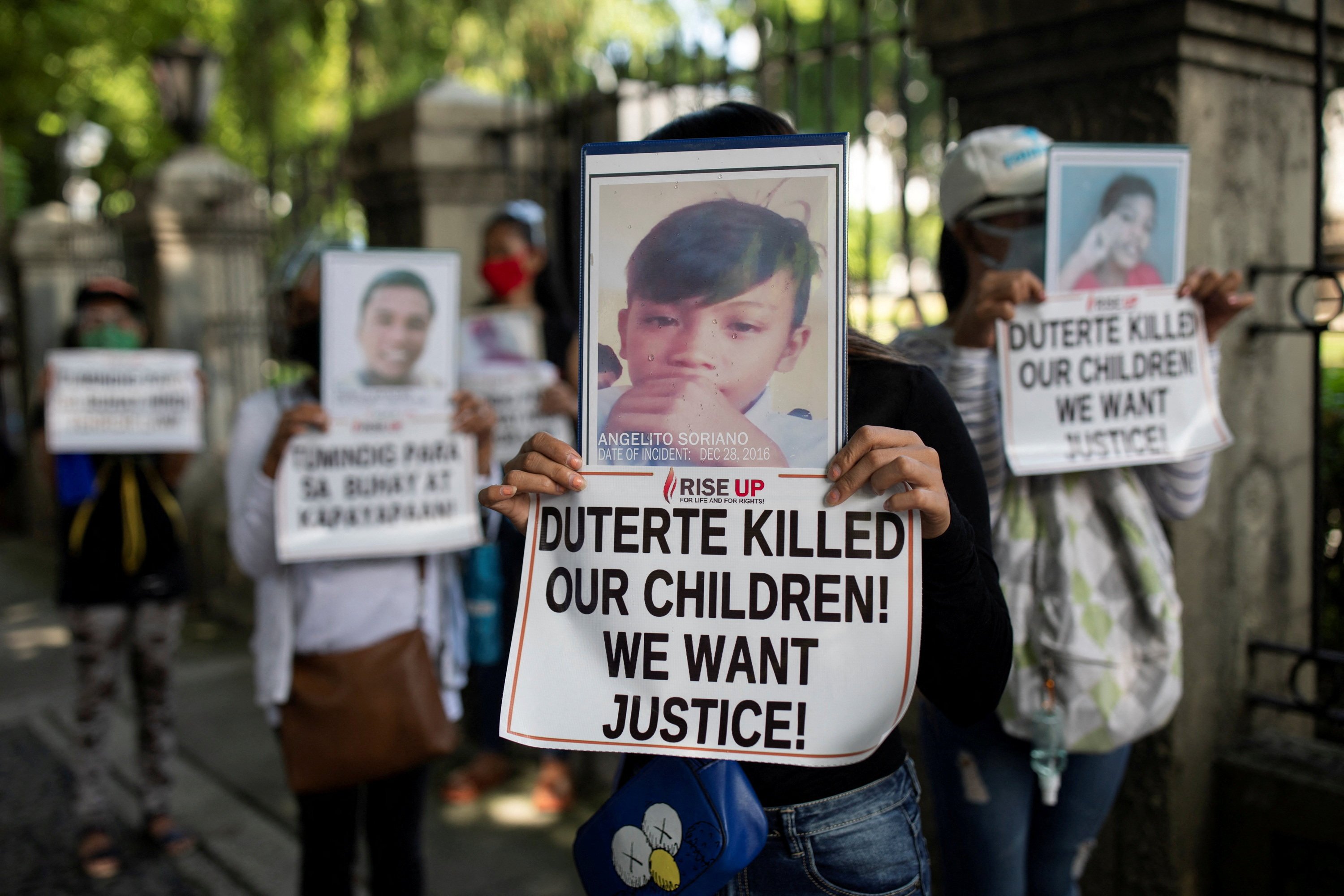 Relatives of drug war victims hold photographs of their slain loved ones with placards calling for justice, during a protest to commemorate President Rodrigo Duterte’s final year in office, in Manila, Philippines on June 30, 2021. Photo: Reuters