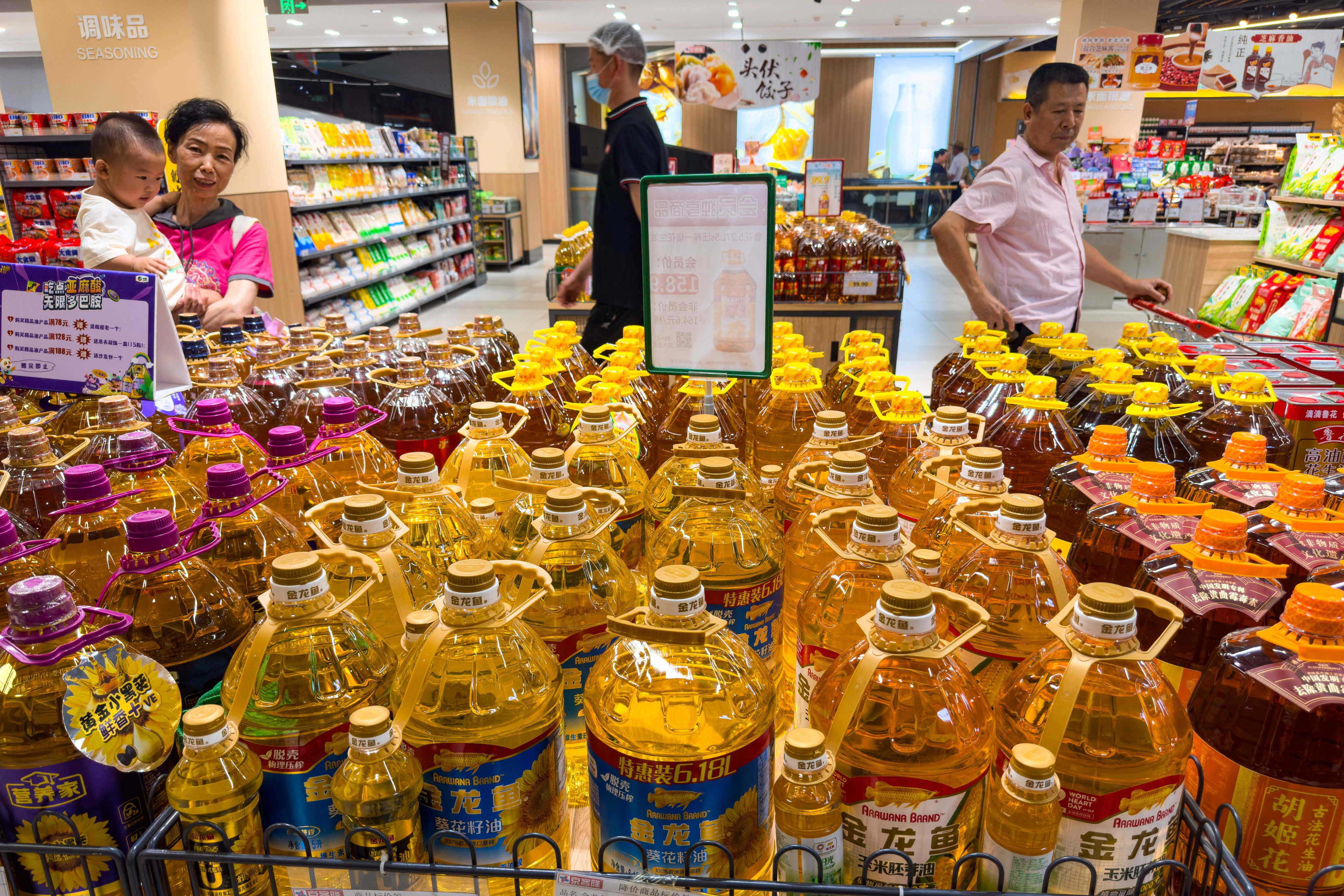 A Chinese state media investigation into food transport practices has sparked a change in rules, including that firms selling, transporting and buying cooking oil must keep scrupulous records. Photo: AP