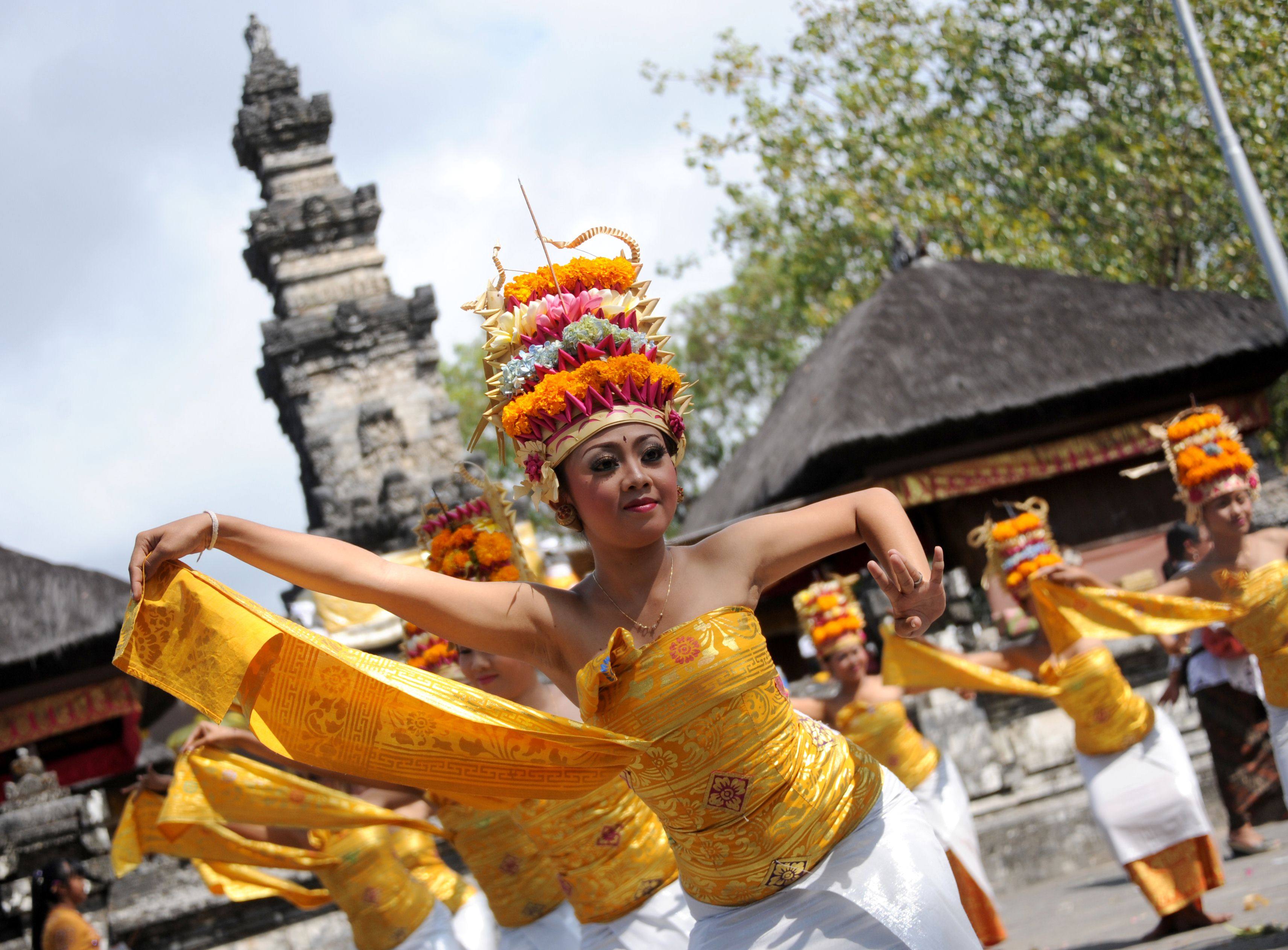 Balinese women perform a dance at a temple on Serangan island in Denpasar, Bali. Photo: AFP