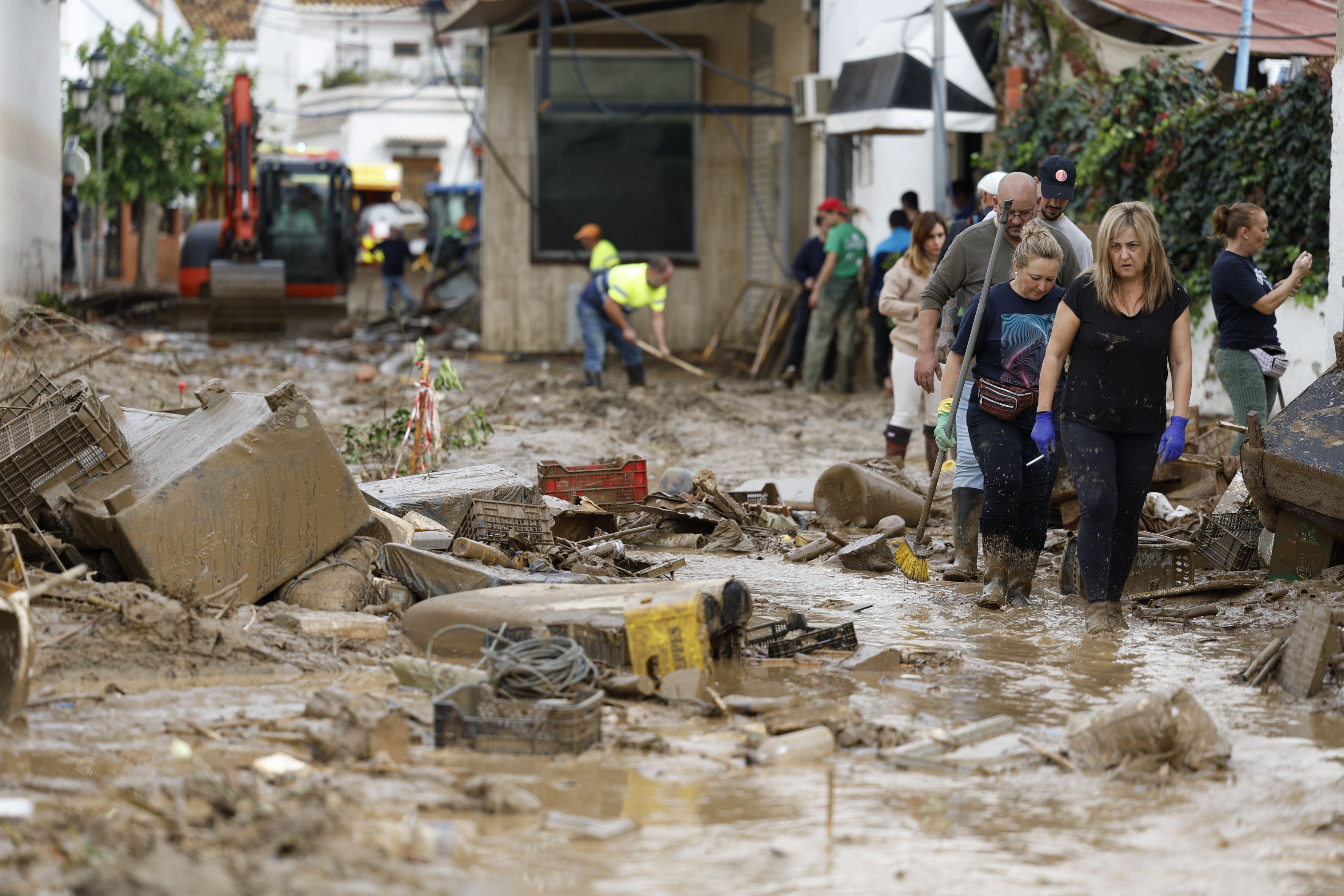 Residents remove mud and debris in Benamargosa, Spain, on November 11, after deadly flash floods. Photo: EPA-EFE