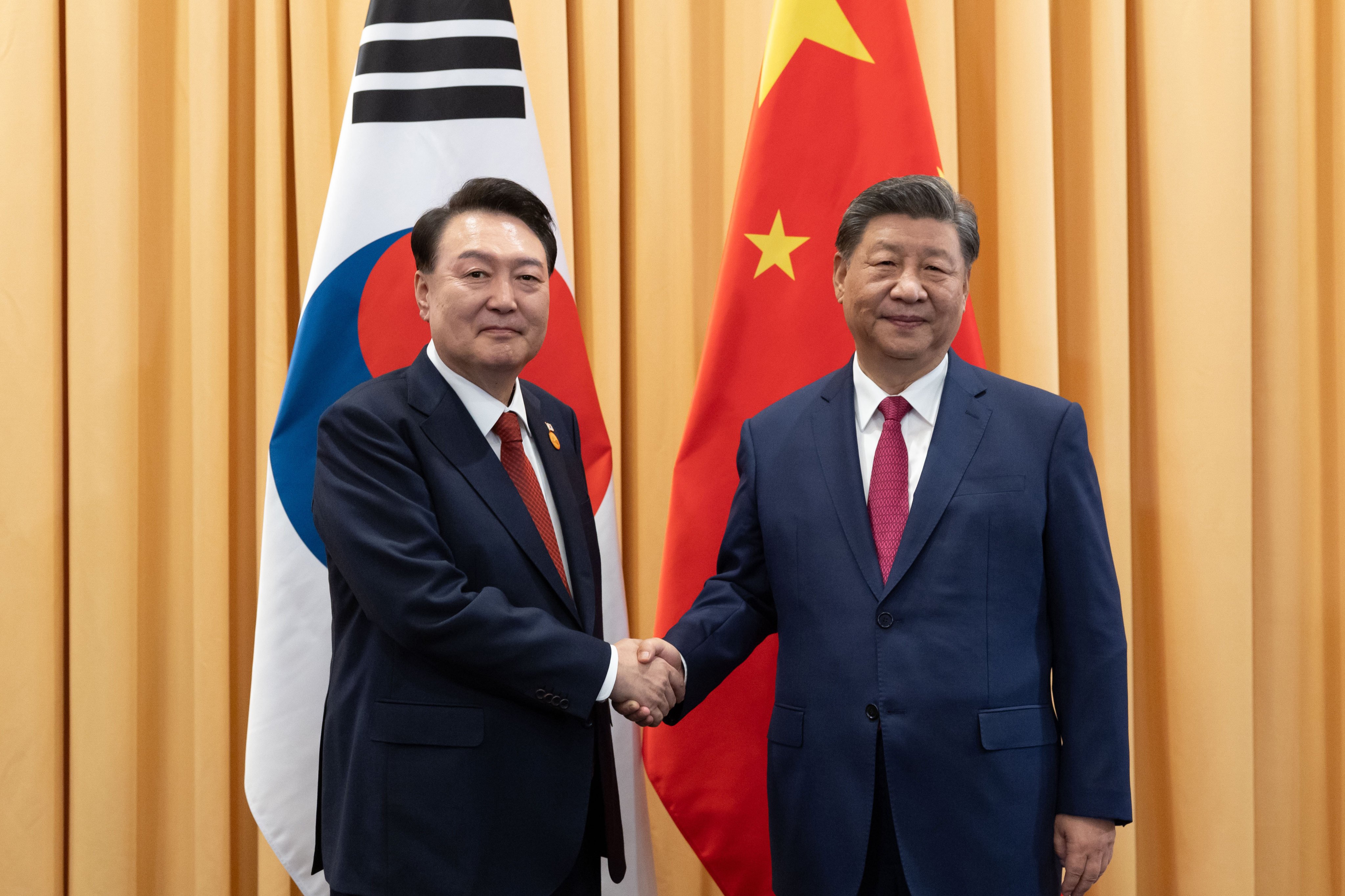 South Korean President Yoon Suk-yeol shakes hands with Chinese President Xi Jinping on Saturday at the Apec summit. Photo: dpa