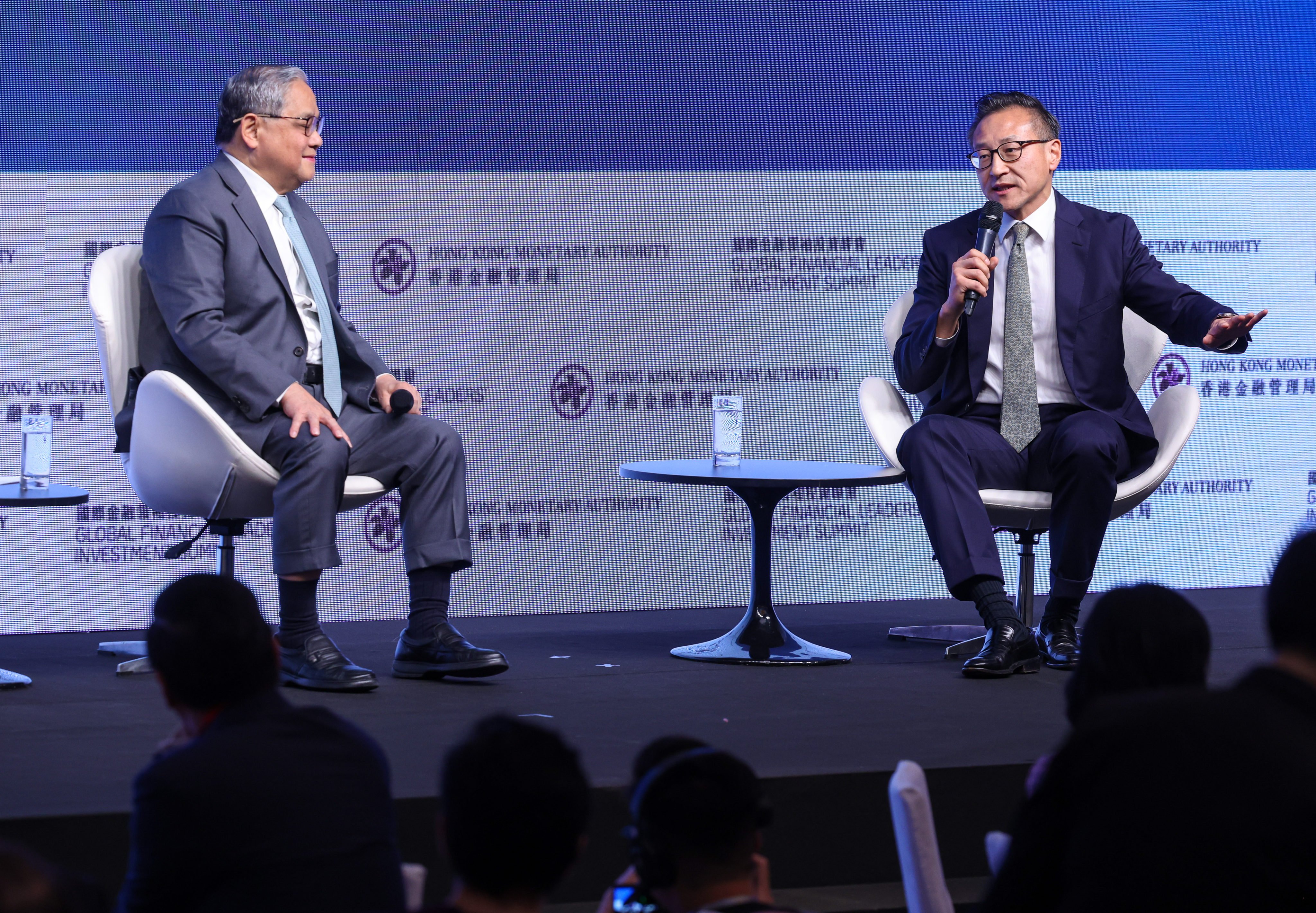 Joe Tsai (right), chairman of Alibaba Group, and Victor Fung, chairman of Fung Group, discuss global issues at the Global Financial Leaders’ Investment Summit on November 19. Photo: Dickson Lee