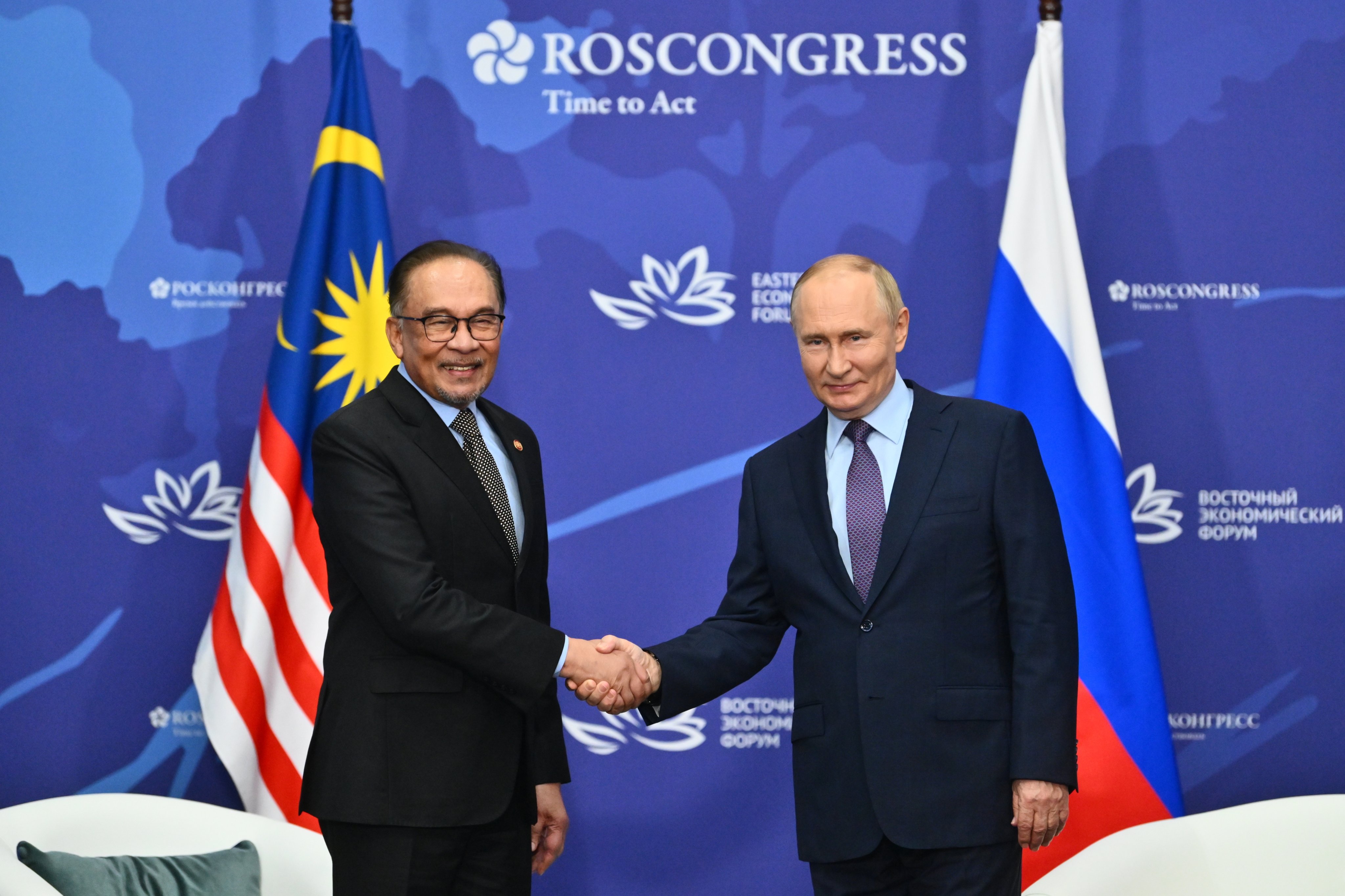 Russian President Vladimir Putin (right) with Malaysian Prime Minister Anwar Ibrahim in Vladivostok. Photo: EPA-EFE