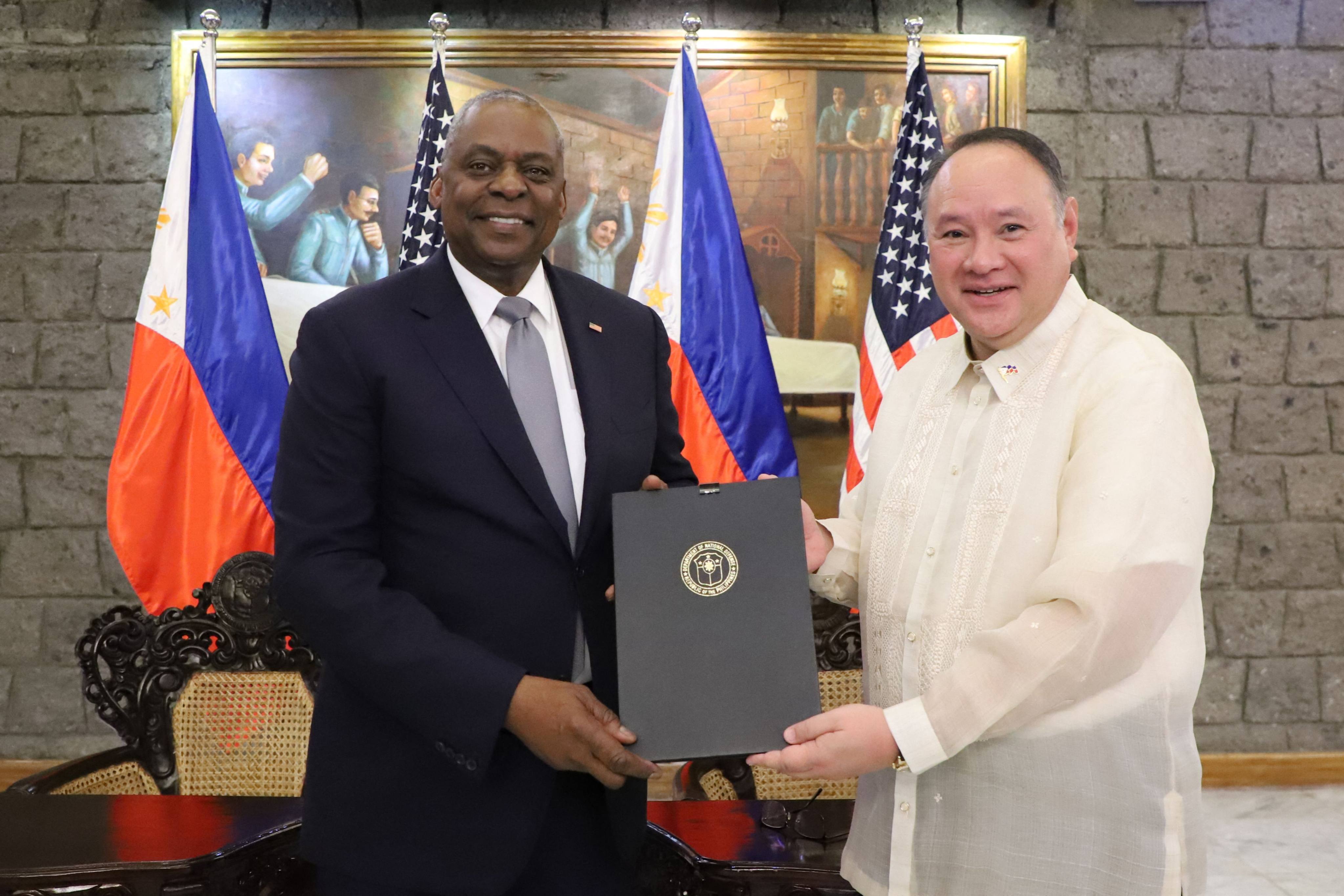 US Secretary of Defense Lloyd Austin (L) and Philippine Defense Secretary Gilberto Teodoro posing after signing the General Security of Military Information Agreement (GSOMIA) at Camp Aguinaldo in Quezon City, Metro Manila, on November 18. Photo: AFP / Philippine Department of National Defense